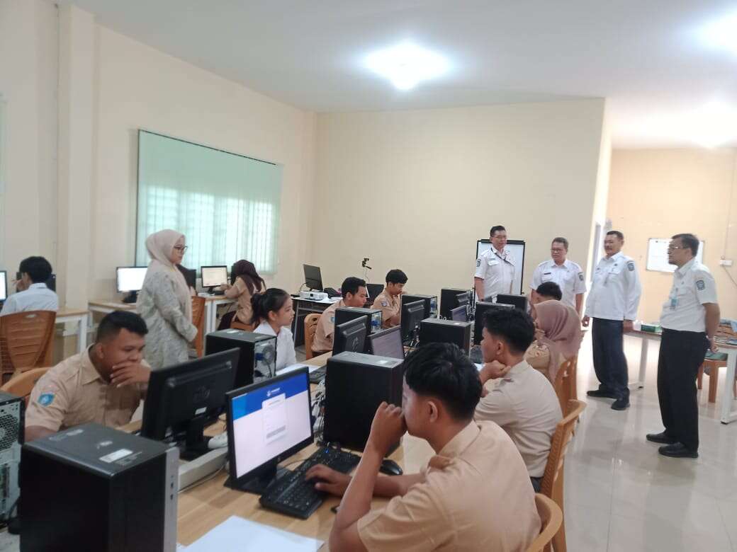 Kunjungan Monitoring KACABDIS Kasdianto ke SMK Negeri 6 Batam, Pastikan Kelancaran Ujian TKA 2025