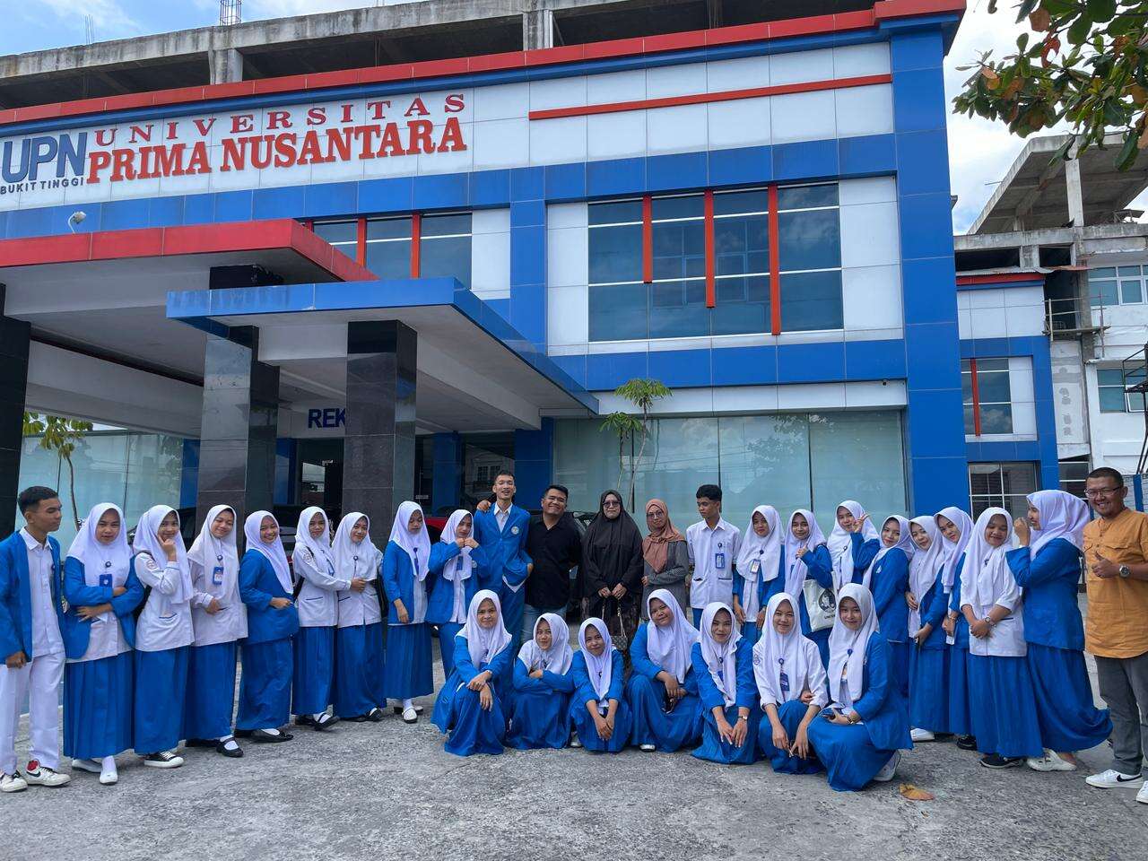 KEGIATAN SIMULASI TES KEMAMPUAN AKADEMIK (TKA) KELAS XII SMK KESEHATAN PRIMA NUSANTARA BUKITTINGGI YANG DILAKSANAKAN DI GEDUNG II UNIVERSITAS PRIMA NUSANTARA BUKITTINGGI