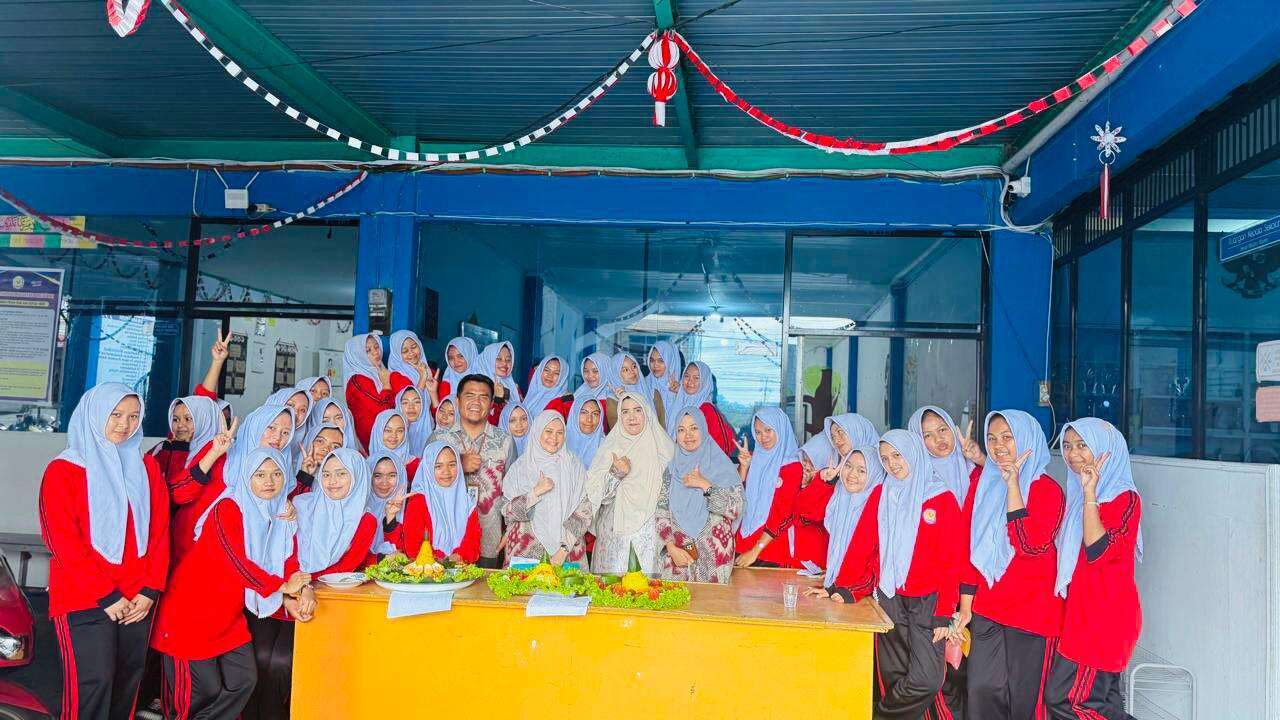 KEGIATAN MEMBUAT NASI TUMPENG PADA MATA PELAJARAN KREATIVITAS, INOVASI, DAN KEWIRAUSAHAAN (KIK)