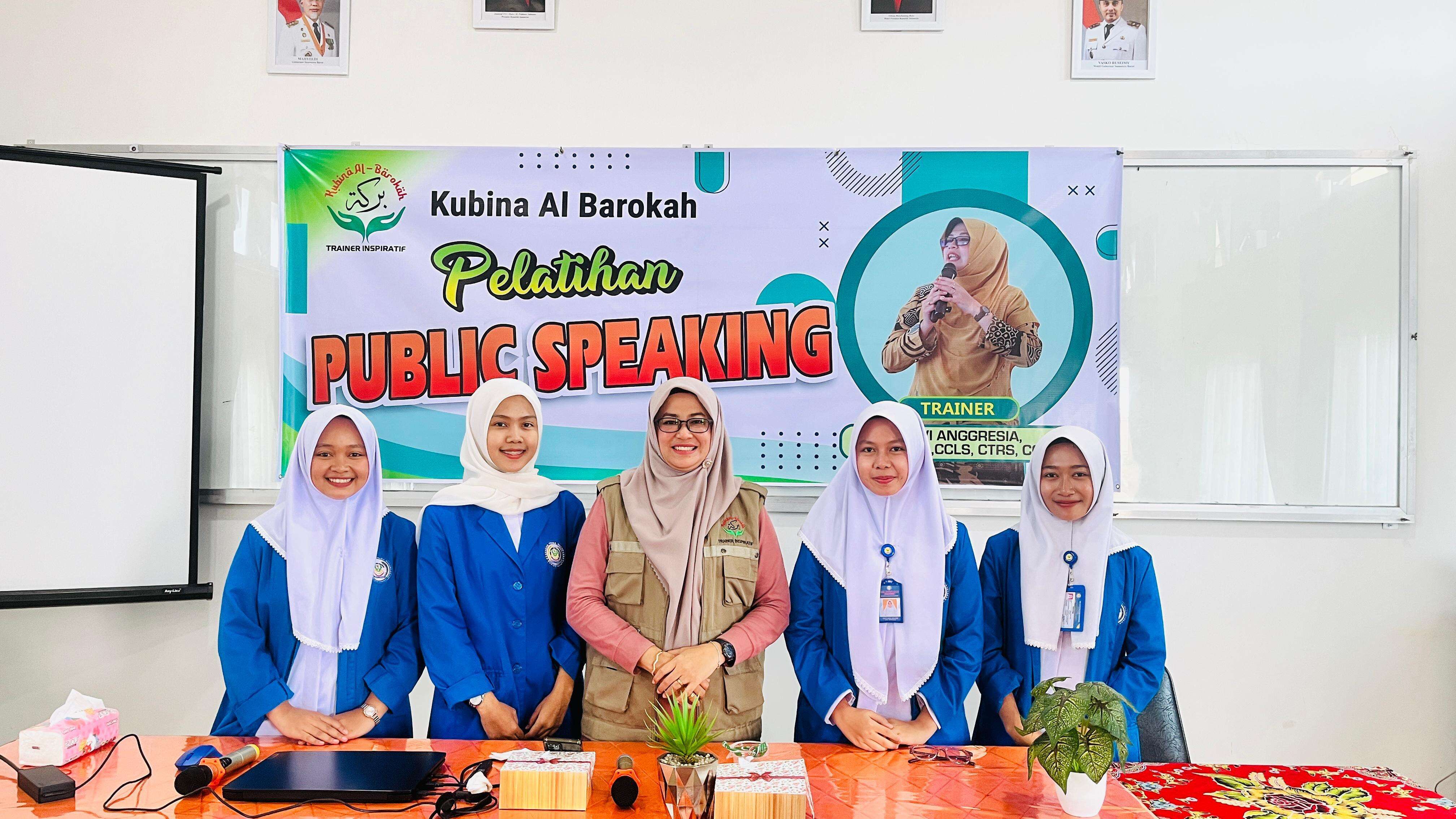 SMK KESEHATAN PRIMA NUSANTARA BUKITTINGGI MENGIKUTI KEGIATAN PELATIHAN PUBLIC SPEAKING OLEH IBU DELVI ANGGRESIA, S.AP DI AULA  SMK N 1 BUKITTINGGI
