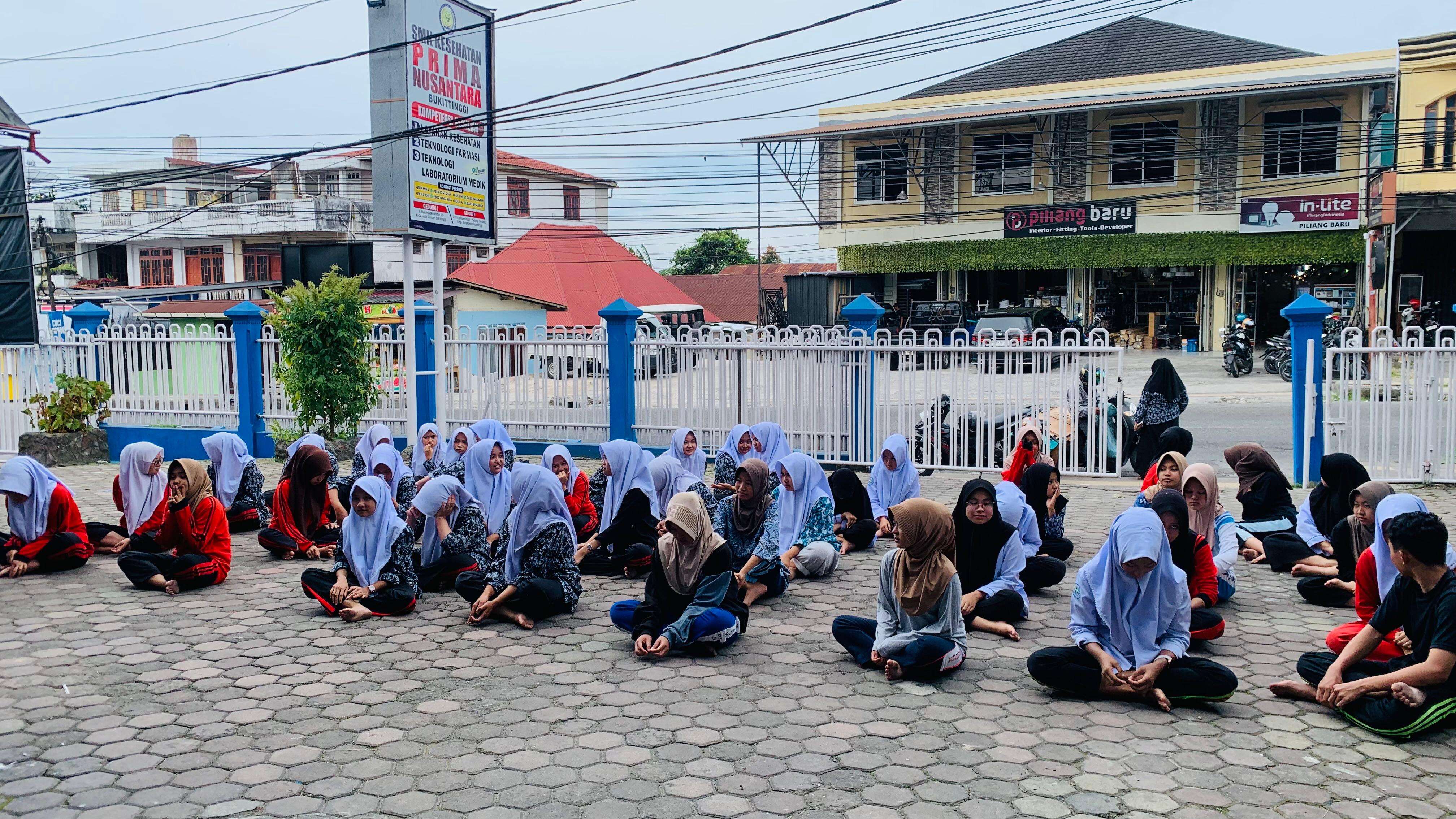 SMK KESEHATAN PRIMA NUSANTARA BUKITTINGGI MELAKUKAN LATIHAN RUTIN EKSTRAKULIKULER SILAT
