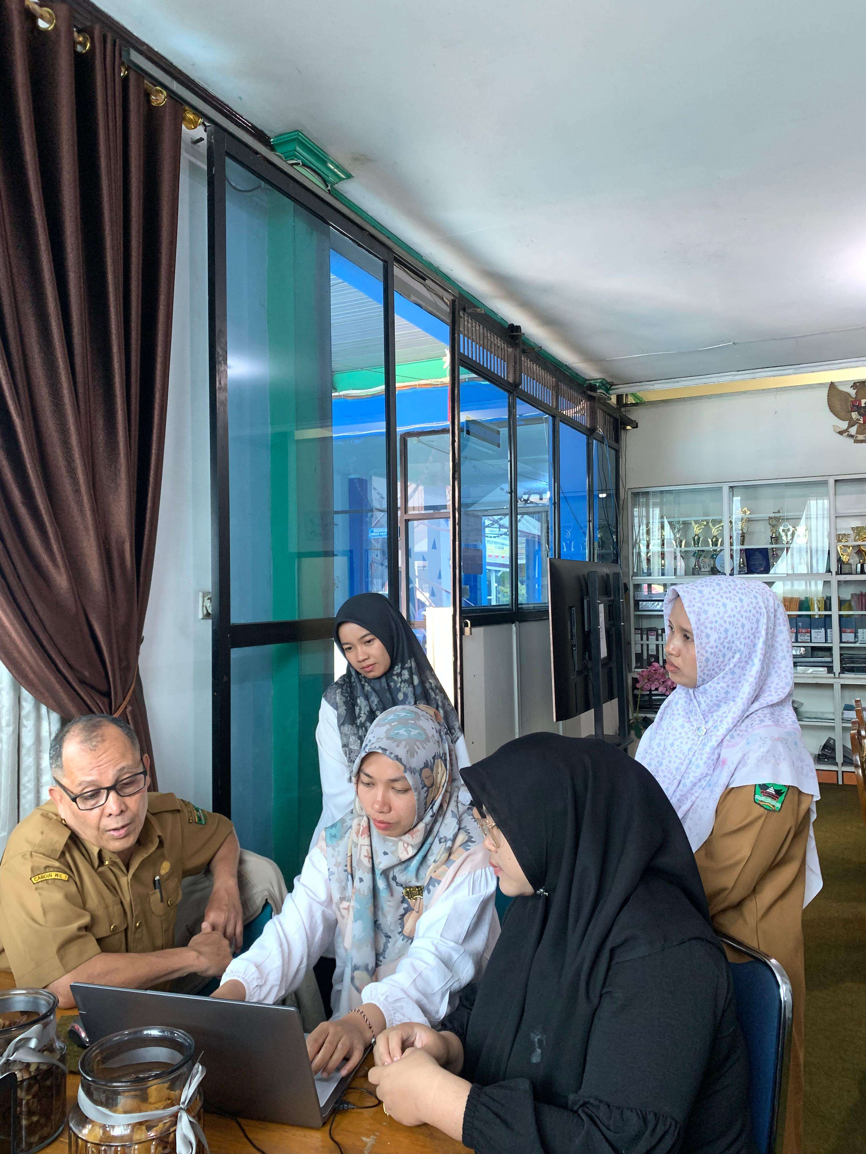 BIMBINGAN PENGAWAS SEKOLAH OLEH BAPAK DRS. MUCHRIZAL KEPADA GURU DAN STAFF SMK KESEHATAN PRIMA NUSANTARA BUKITTINGGI