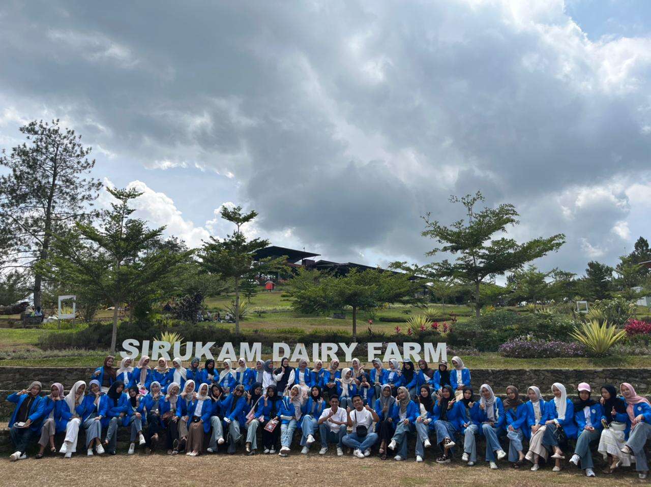 KEGIATAN STUDY TOUR MATA PELAJARAN KREATIVUTAS, ENOVASI DAN KEWIRAUSAHAA (KIK) KELAS XI SMK KESEHATAN PRIMA NUSANTARA BUKITTINGGI