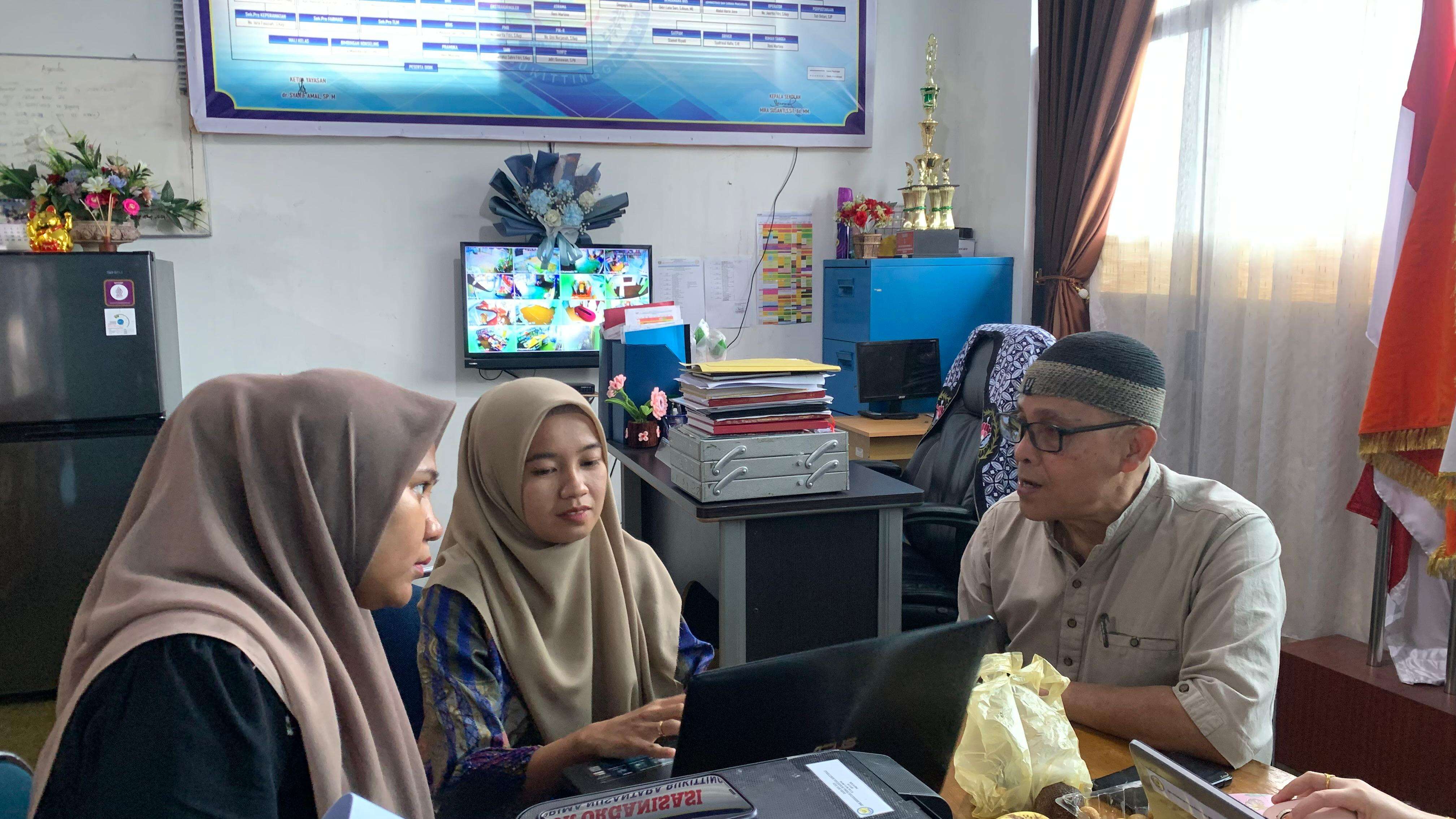 BIMBINGAN PENGAWAS SEKOLAH OLEH BAPAK DRS. MUCHRIZAL KEPADA GURU DAN STAFF SMK KESEHATAN PRIMA NUSANTARA BUKITTINGGI