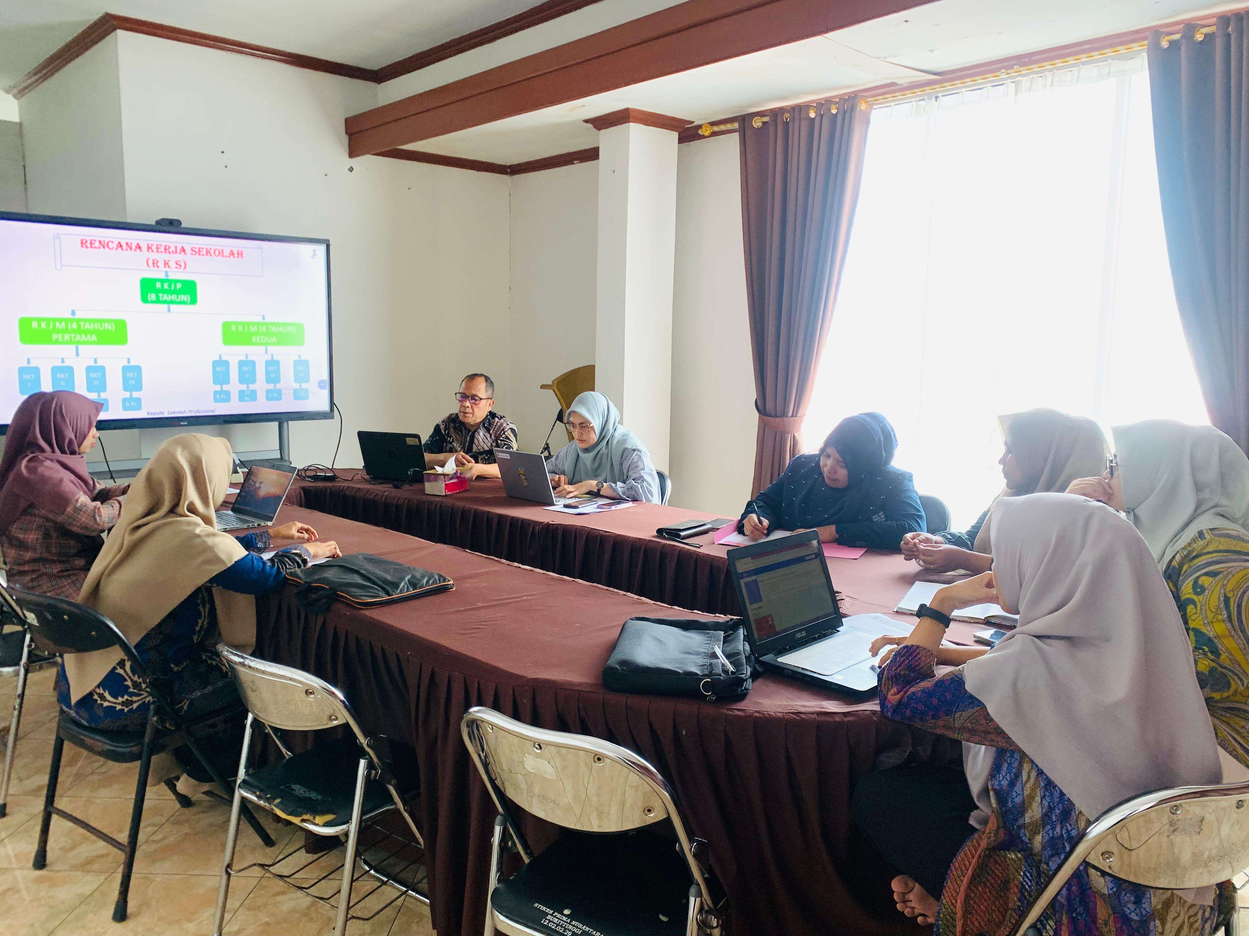 BIMBINGAN OLEH BAPAK DRS. MUCHRIZAL SELAKU PENGAWAS SEKOLAH TENTANG PEMBUATAN  PROGRAM SEKOLAH SMK KESEHATAN PRIMA NUSANTARA BUKITTINGGI