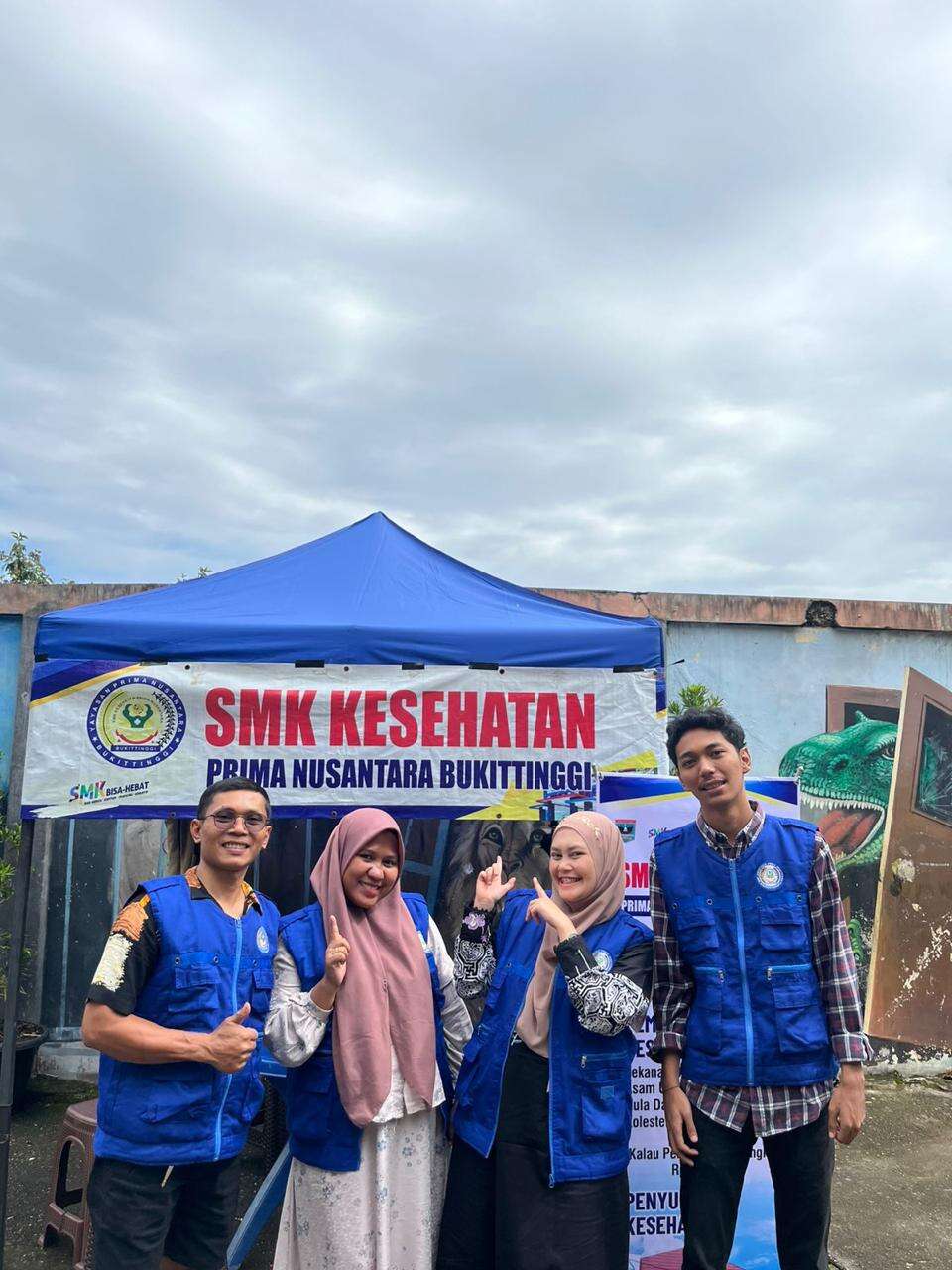 KEGIATAN PENGABDIAN MASYARAKAT, PENGECEKAN KESEHATAN SEKALIGUS PROMOSI SMK KESEHATAN PRIMA NUSANTARA BUKITTINGGI DI KEBUN BINATANG KOTA BUKITTINGGI