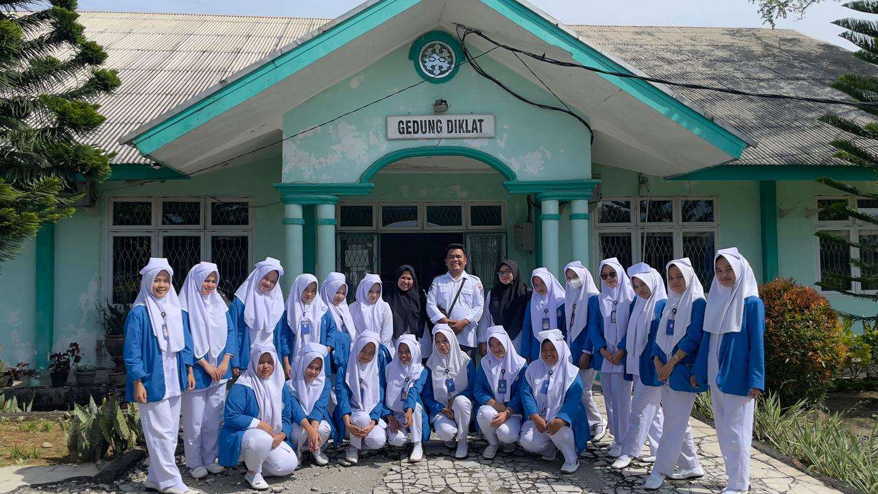 SERAH TERIMA ANAK PRAKTEK KERJA LAPANGAN (PKL) KELAS XII LAYANAN KESEHATAN DI RUMAH SAKIT JIWA PROF. HB. SAANIN PADANG