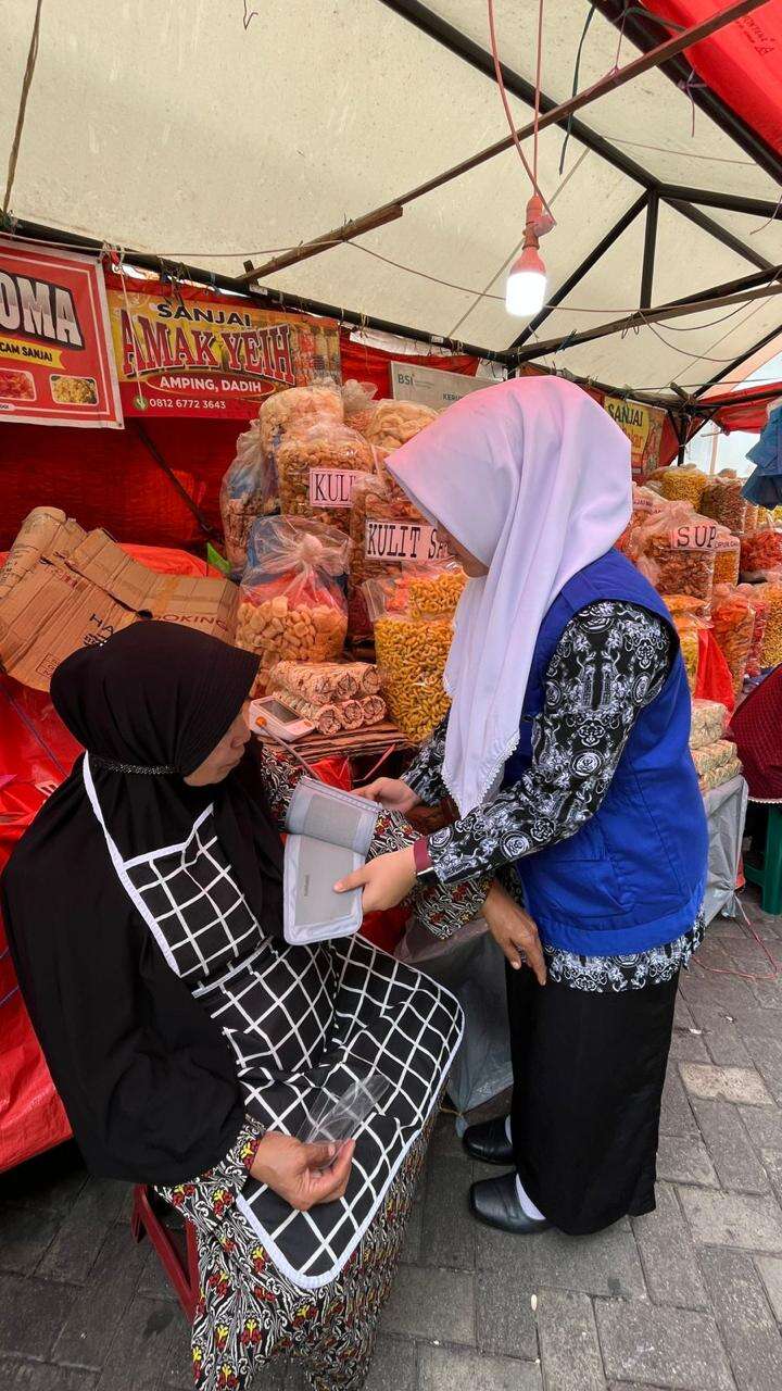 KEGIATAN PEMERIKSAAN GRATIS YANG DILAKUKAN OLEH MURID SMK KESEHATAN PRIMA NUSANTARA BUKITTINGGI KE PASAR – PASAR SEKALIGUS MEMPERKENALKAN SMK KESEHATANN PRIMA NUSANTARA BUKITTINGGI