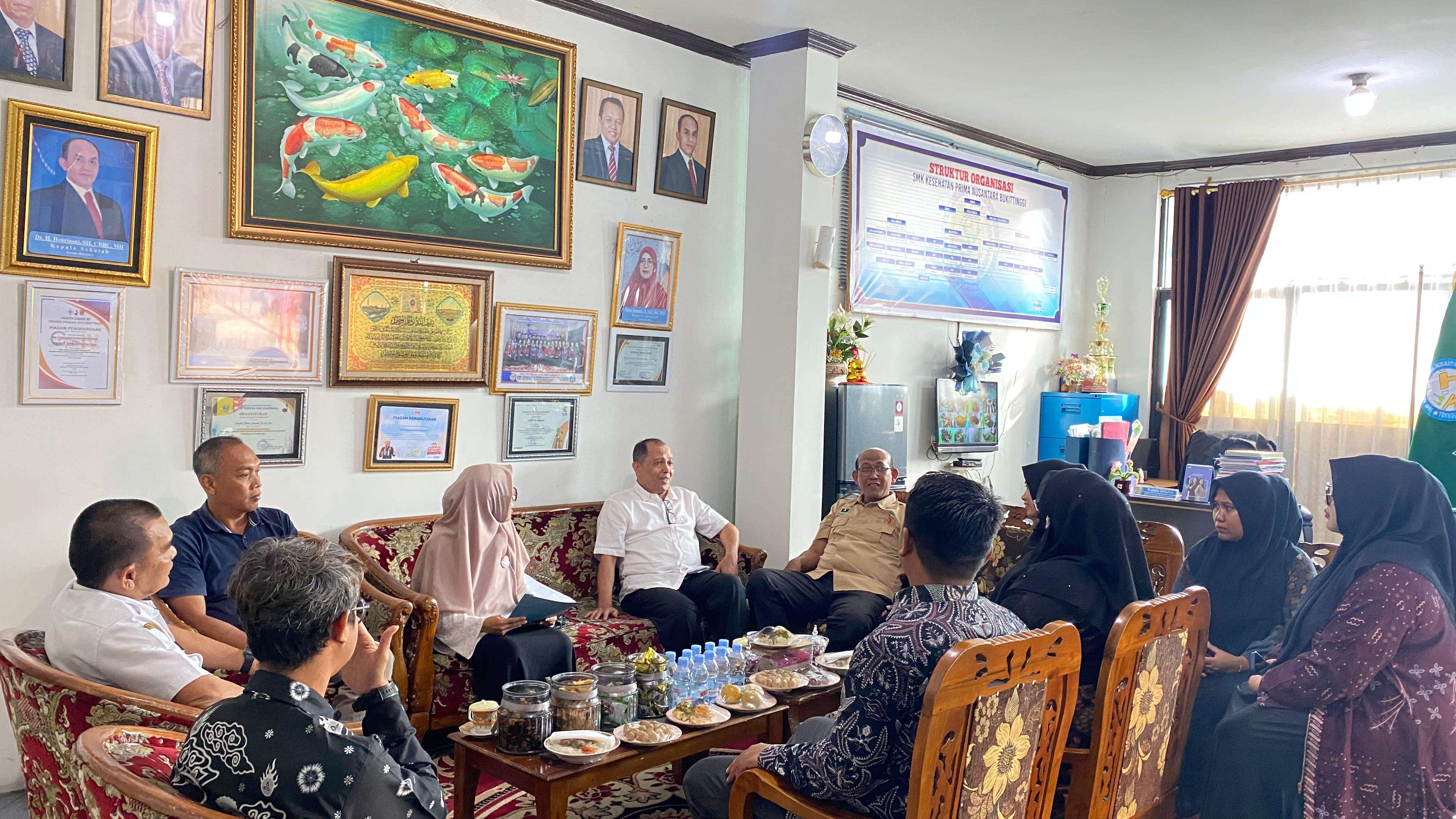 TIM VERIFIKASI UJI KOMPETENSI KEAHLIAN (UKK) DARI DINAS PENDIDIKAN PROVINSI SUMATERA BARAT DI SMK KESEHATAN PRIMA NUSANTARA BUKITTINGGI