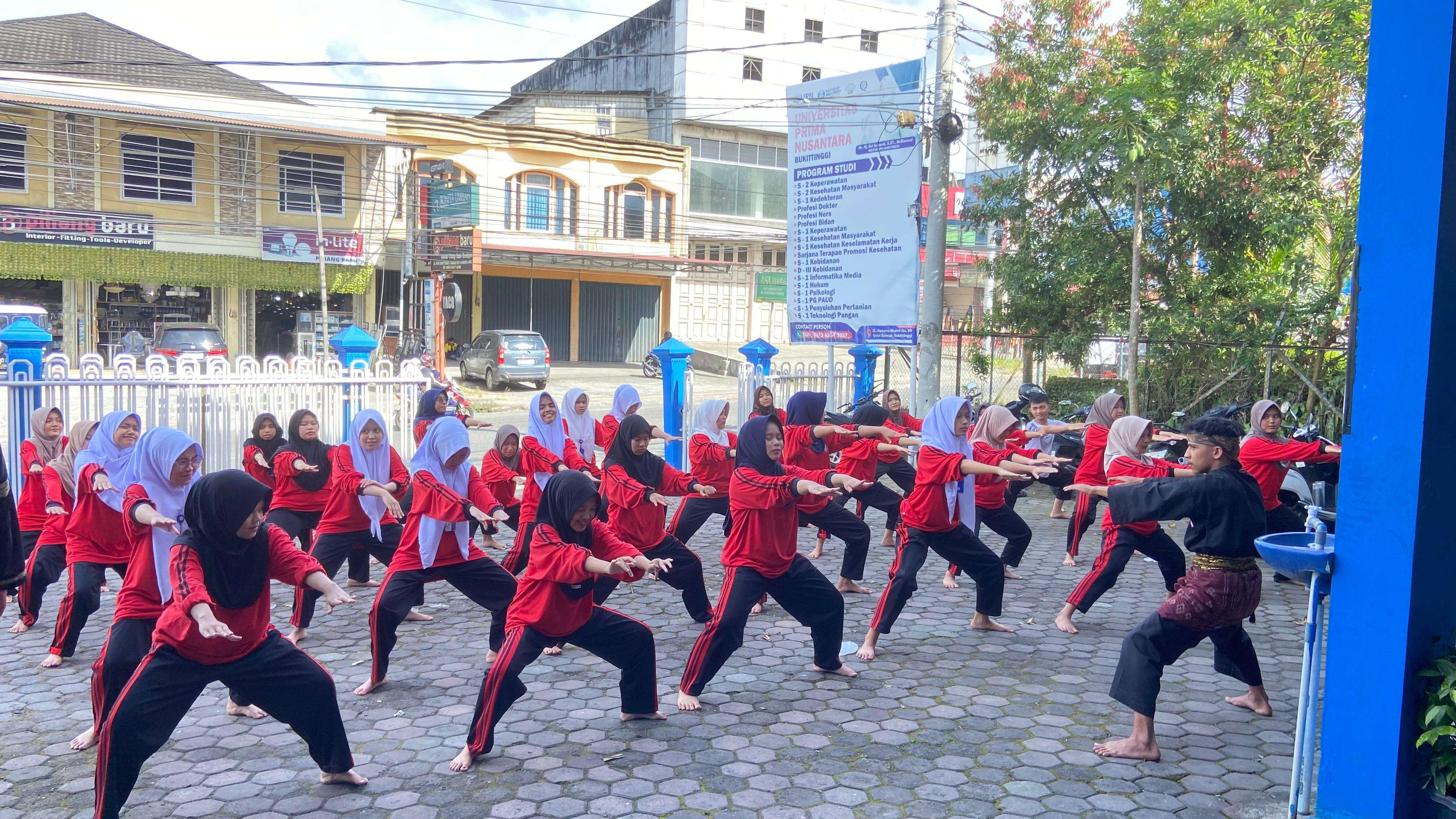 LATIHAN RUTIN EKSTRAKULIKULER PENCAK SILAT SMK KESEHATAN PRIMA NUSANTARA BUKITTINGGI