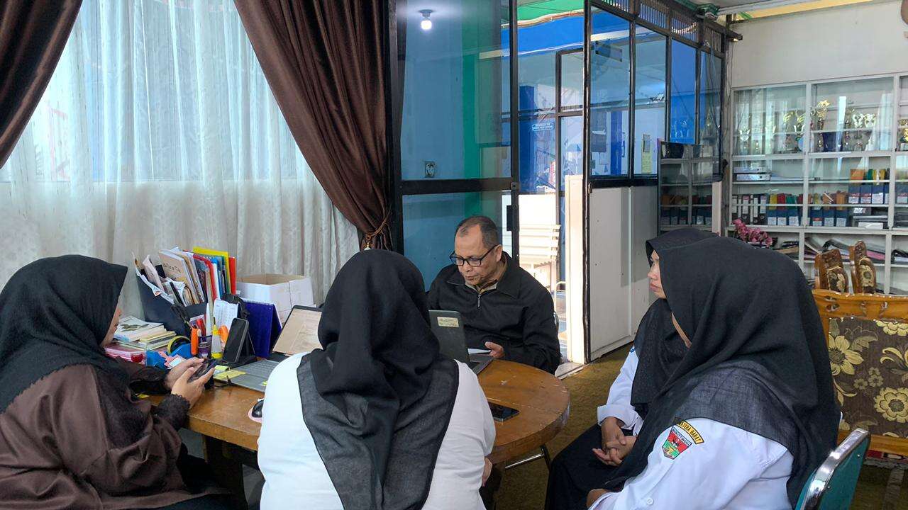 BIMBINGAN OLEH PENGAWAS SEKOLAH BAPAK DRS. MUCHRIZAL DI SMK KESEHATAN PRIMA NUSANTARA BUKITTINGGI