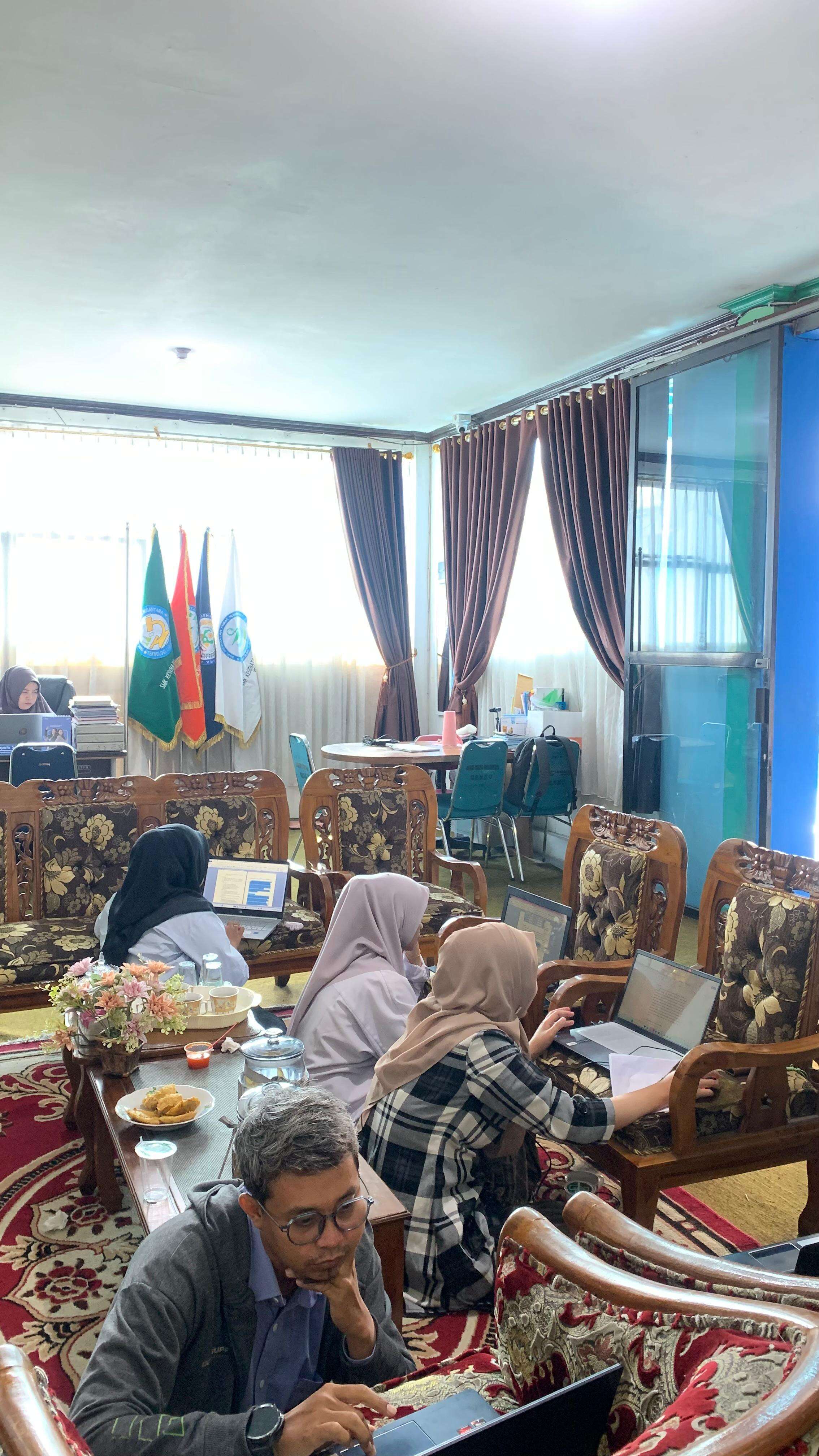 KEGIATAN DISKUSI MAJELIS GURU DAN STAFF TERKAIT PEMBUKAAN PROGRAM KEAHLIAN BARU SMK KESEHATAN PRIMA NUSANTARA BUKITTINGGI