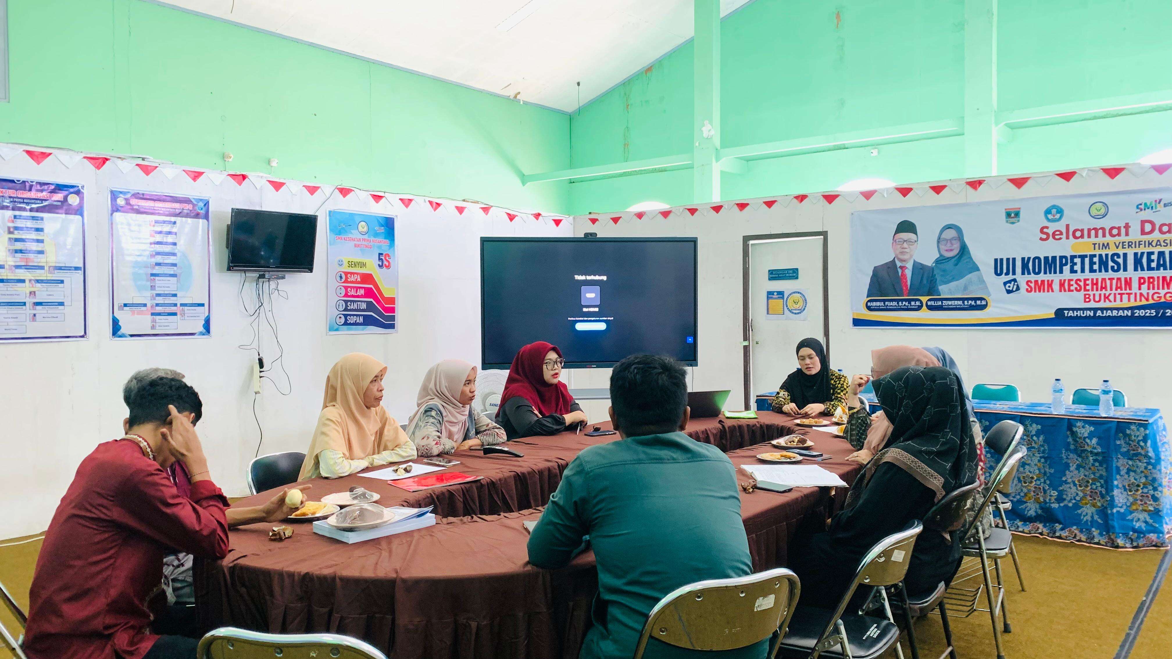 KEGIATAN RAPAT BULANAN STAFF SMK KESEHATAN PRIMA NUSANTARA BUKITTINGGI