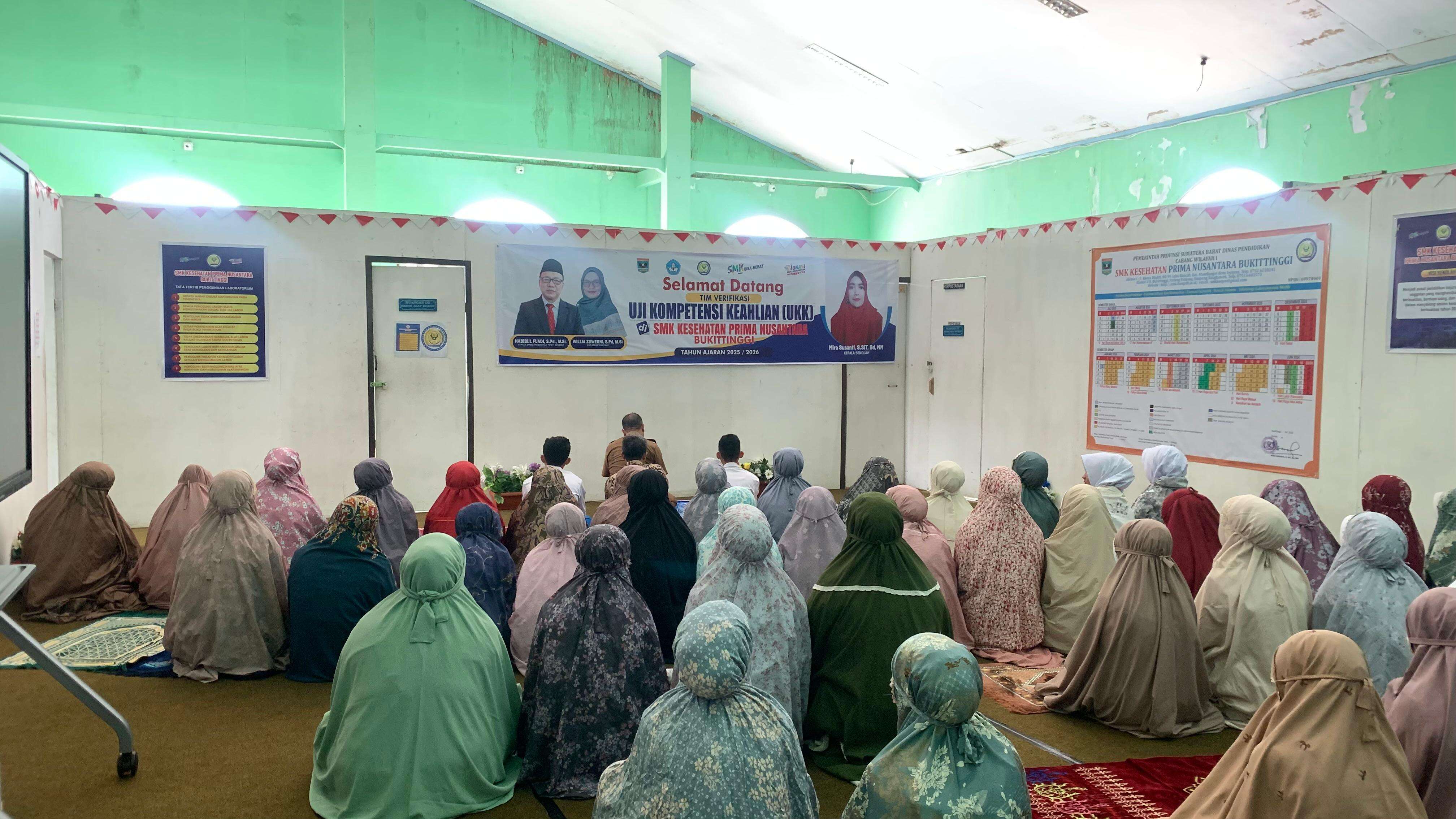 KEGIATAN RUTIN SHOLAT DZUHUR BERJAMAAH MURID, GURU, STAFF SMK KESEHATAN PRIMA NUSANTARA BUKITTINGGI