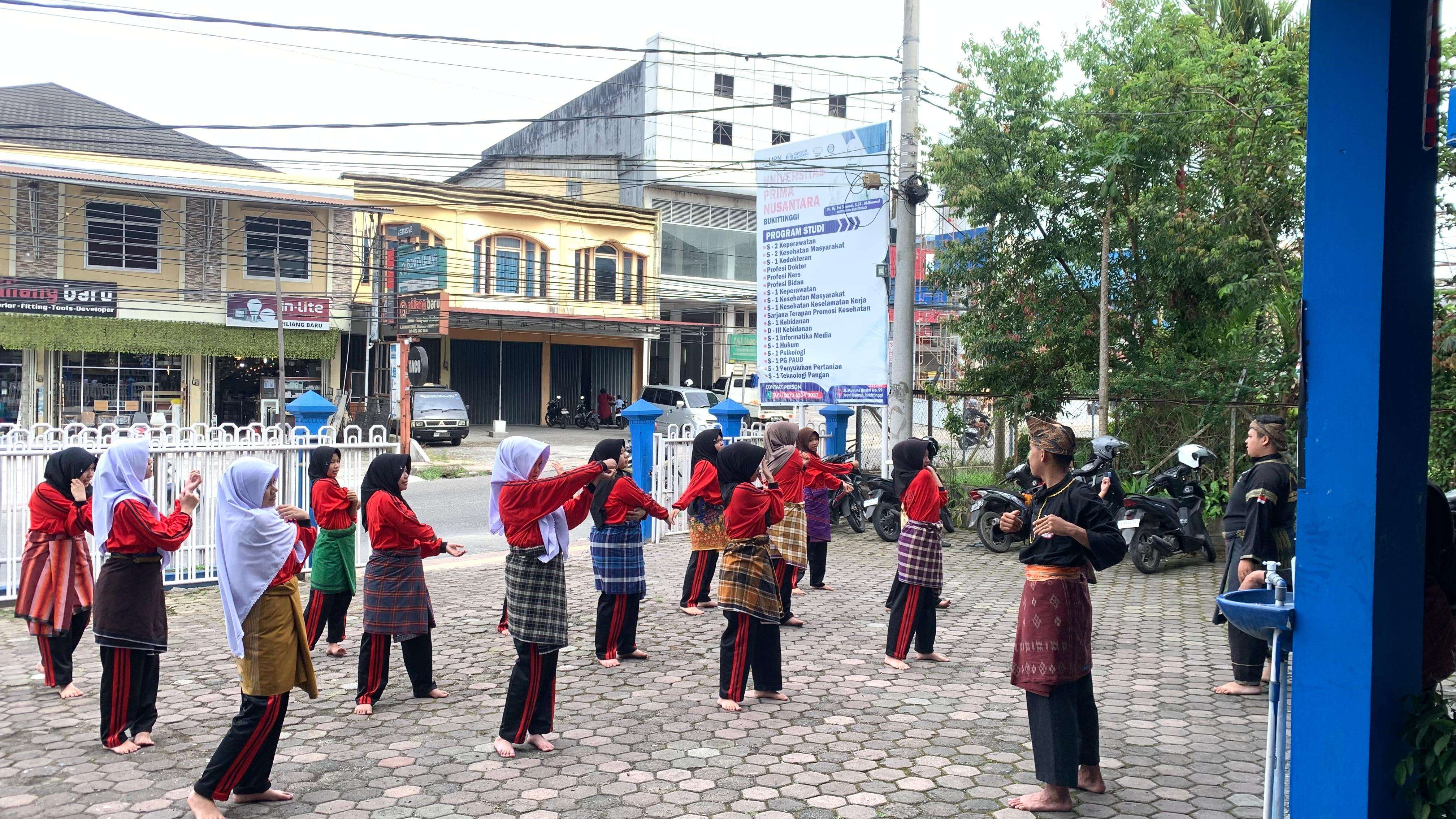 KEGIATAN LATIHAN RUTIN EKSTRAKULIKULER PENCAK SILAT SMK KESEHATAN PRIMA NUSANTARA BUKITTINGGI