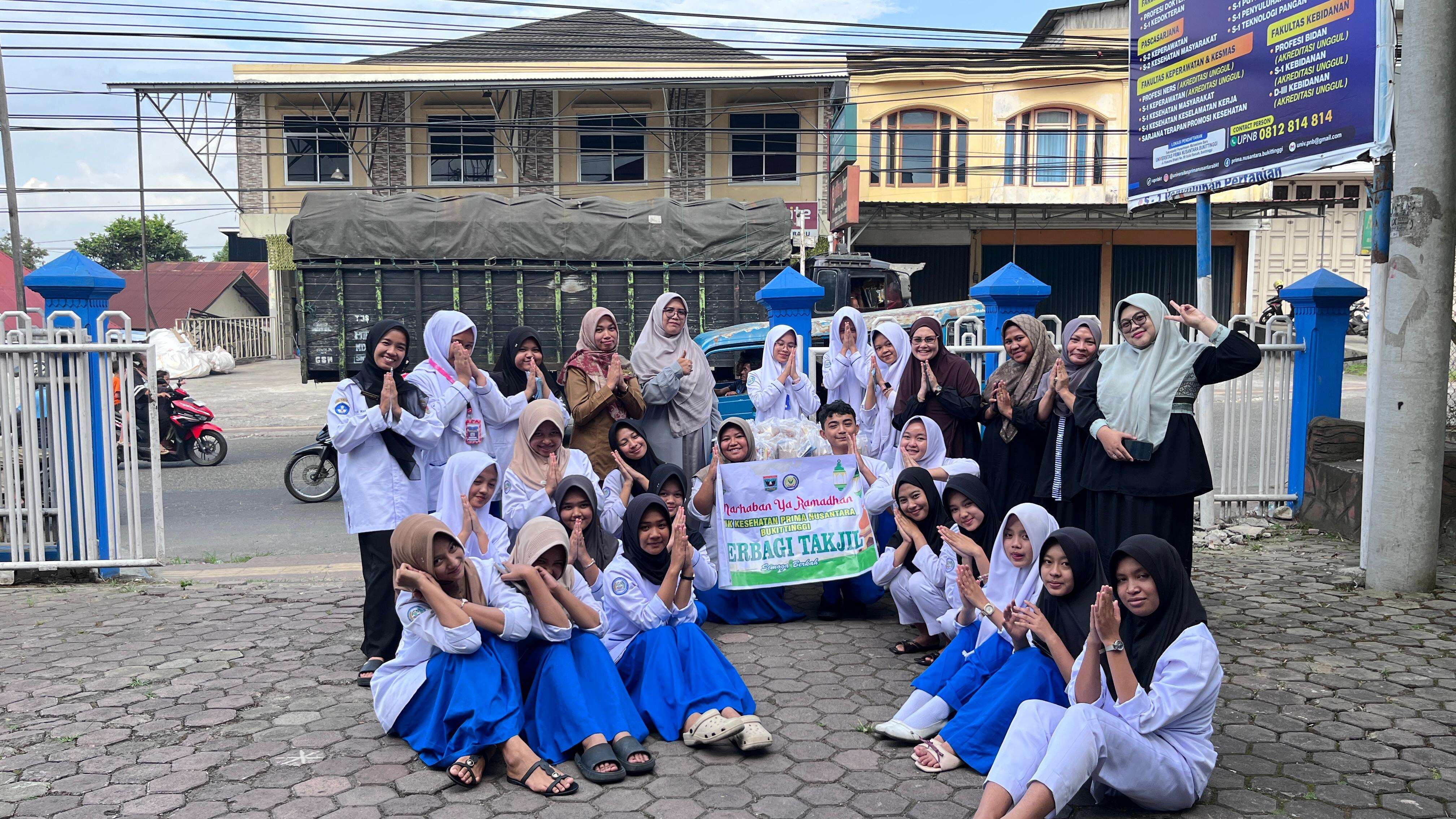 KEGIATAN BERBAGI TAKJIL SMK KESEHATAN PRIMA NUSANTARA BUKITTINGGI
