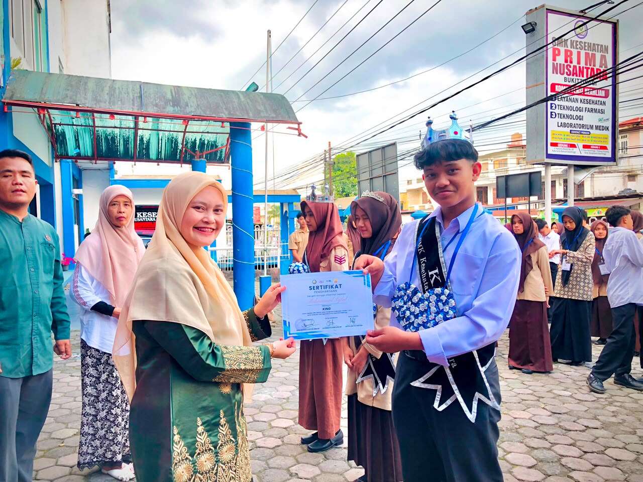 PENYERAHAN SERTIFIKAT KING, QUEEN DAN DUTA 5S MASA PENGENALAN LINGKUNGAN SEKOLAH (MPLS) RAMAH SMK KESEHATAN PRIMA NUSANTARA BUKITTINGGI TAHUN AJARAN 2026/2027