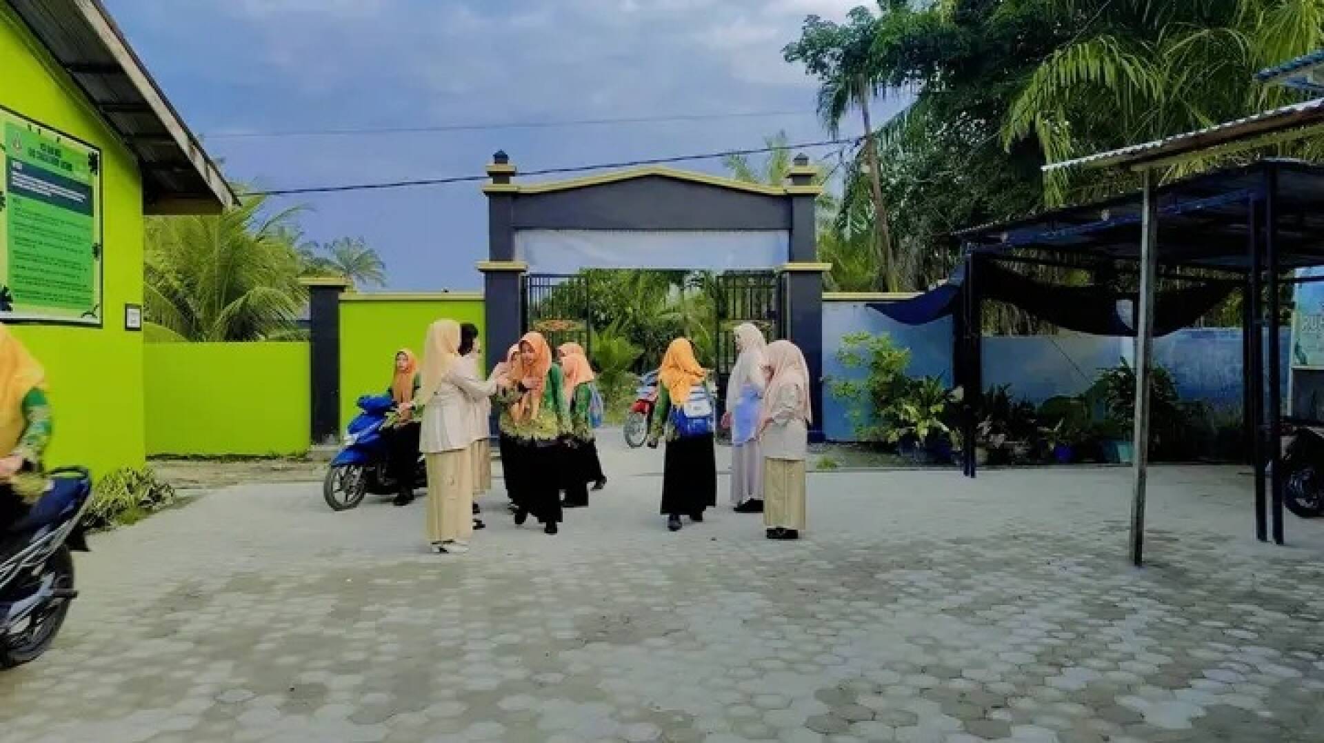 Suasana Pagi Guru Menyambut Siswa