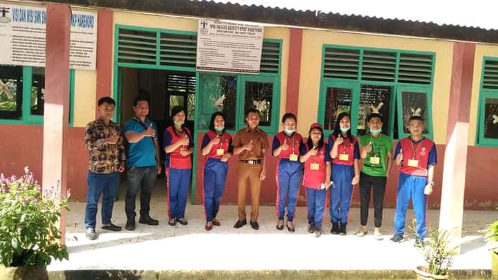 FOTO BERSAMA SISWA DAN PENGUJI INTER DAN EKSTERNAL KELAS XII ATPH
