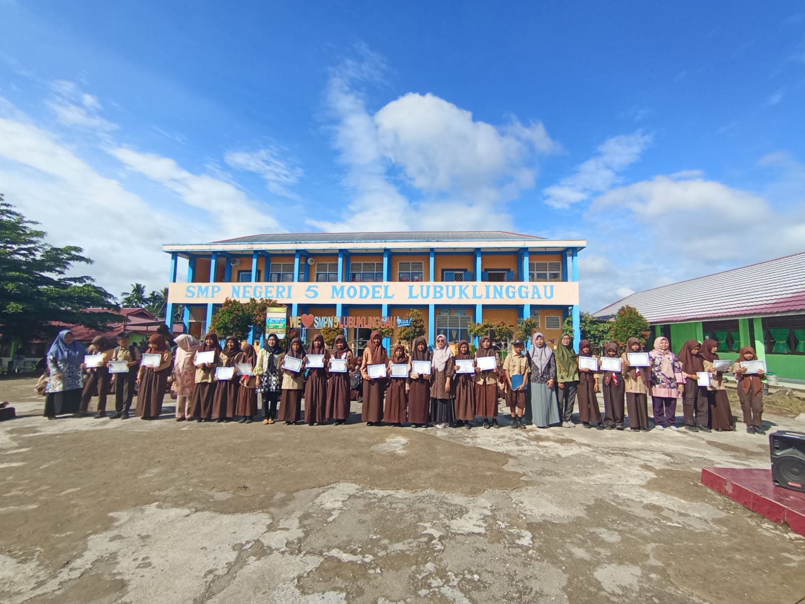 Pembagian raport serta pemberian hadiah lomba classmeeting