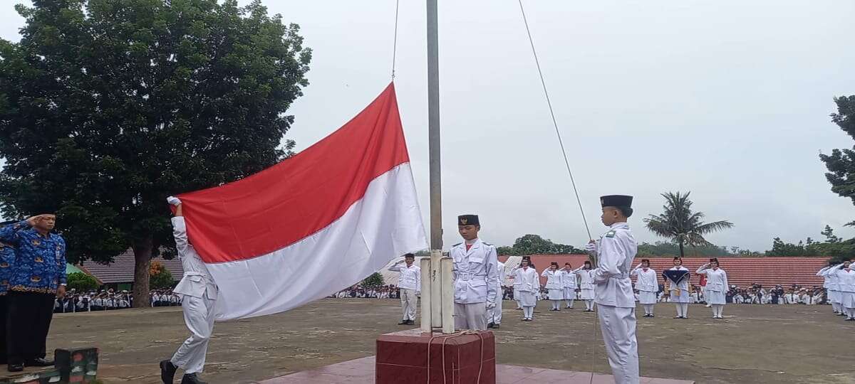 pengibaran bendera