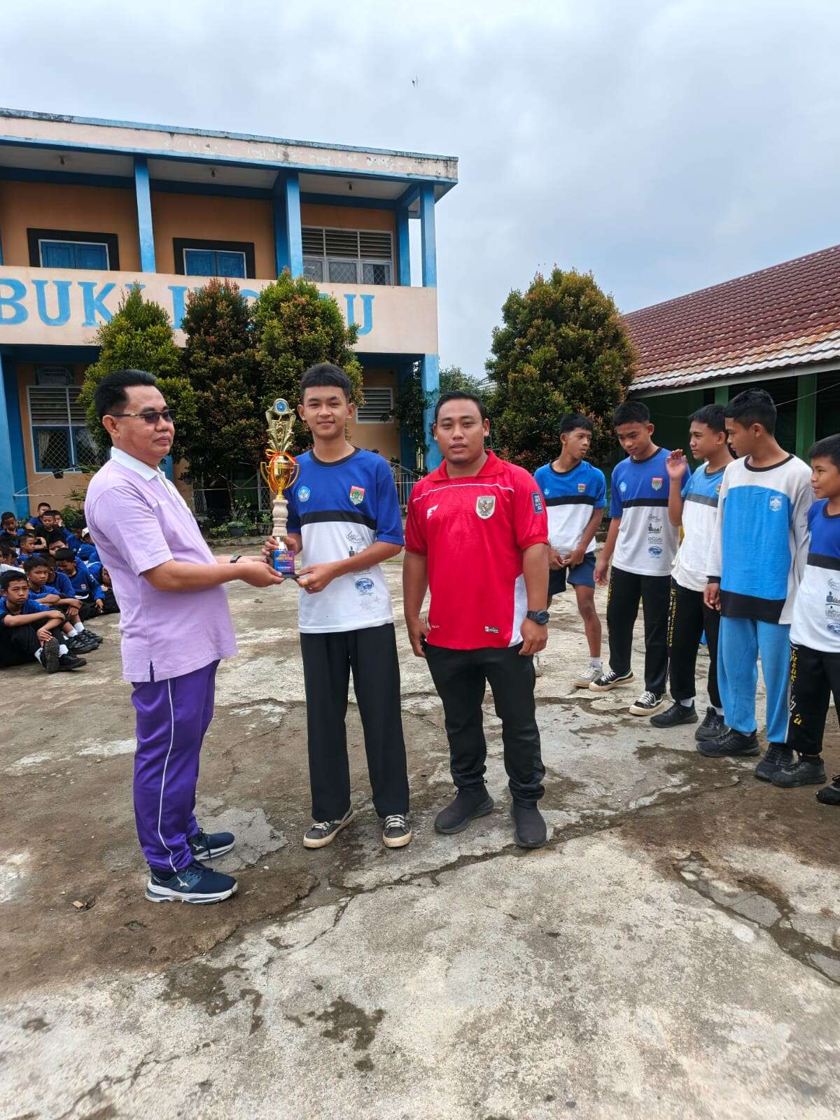 Penyerahan piala lomba futsal