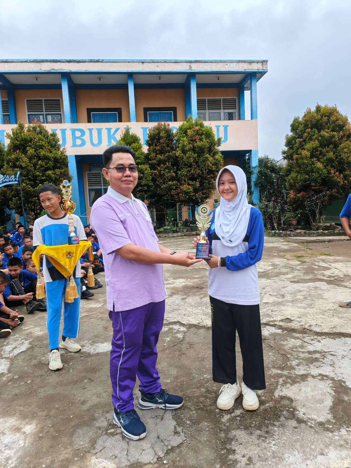 Penyerahan piala lomba menyanyi