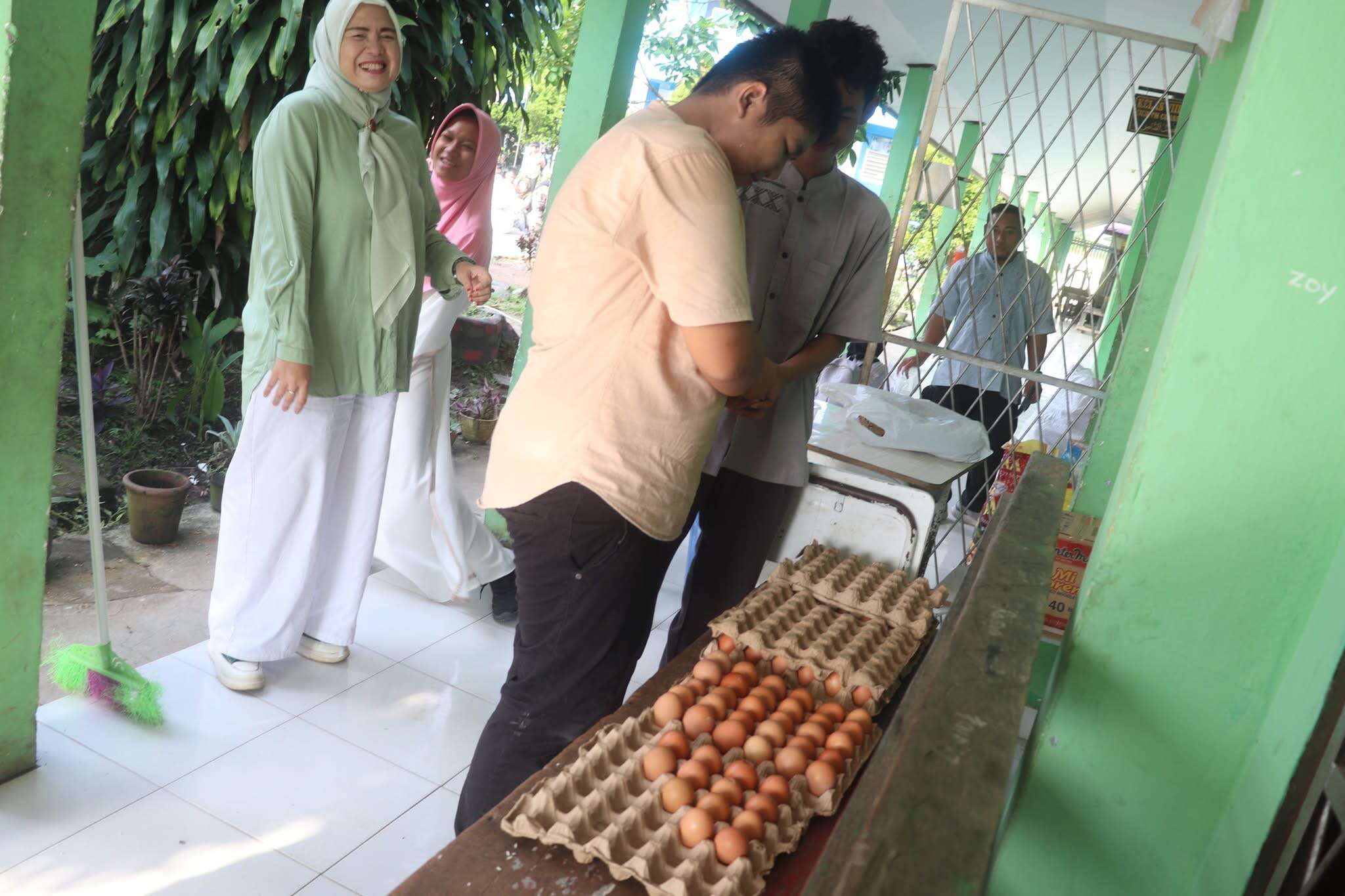 Penghitungan sembako hasil sumbangan