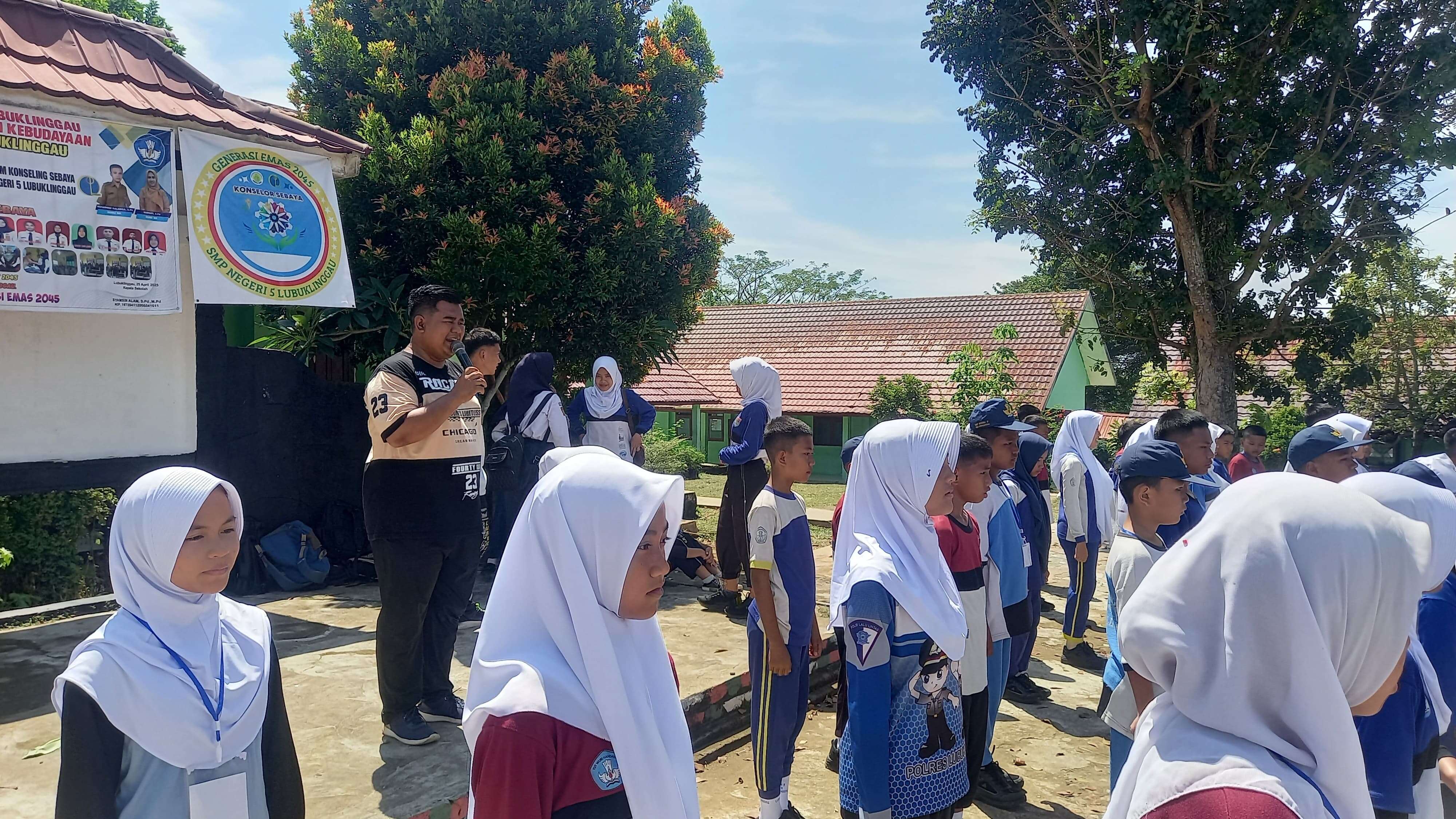 Materi di pimpin oleh Pembina Paskib