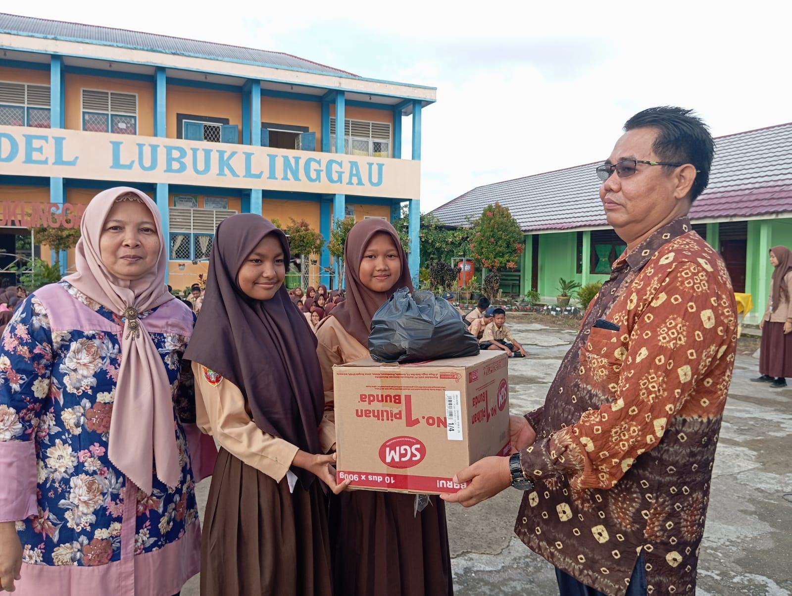 Smp Negeri 5 Lubuklinggau Salurkan Bantuan untuk Siswa korban Kebakaran