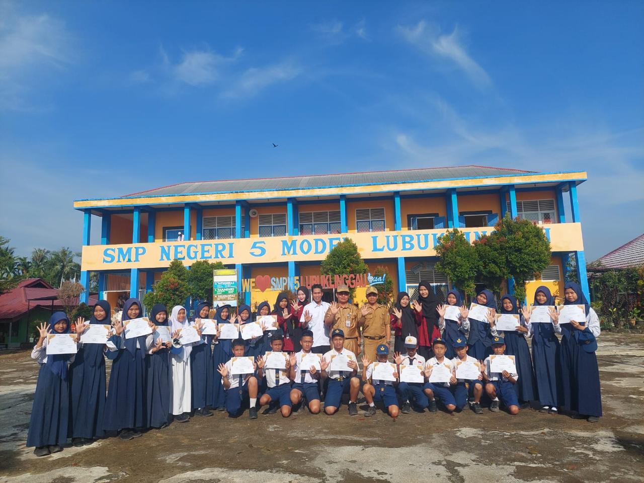 Penyerahan piagam kepada pemenang lomba