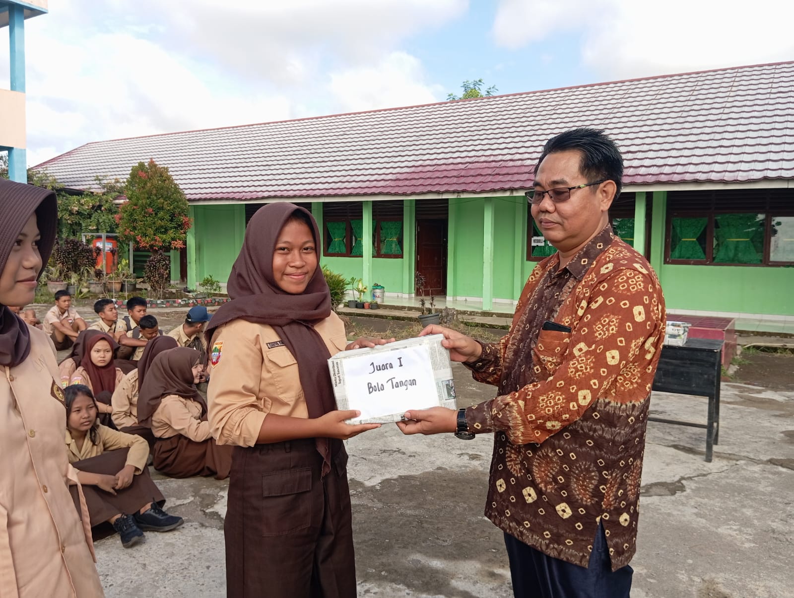 Pemberian Hadiah Classmeeting