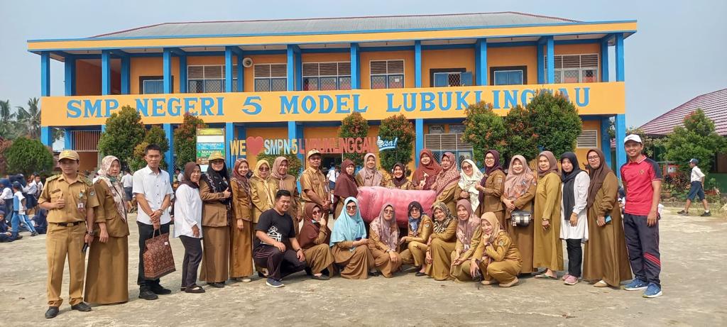 Pisah sambut dgn kepala sekolah lama dgn kepala sekolah baru