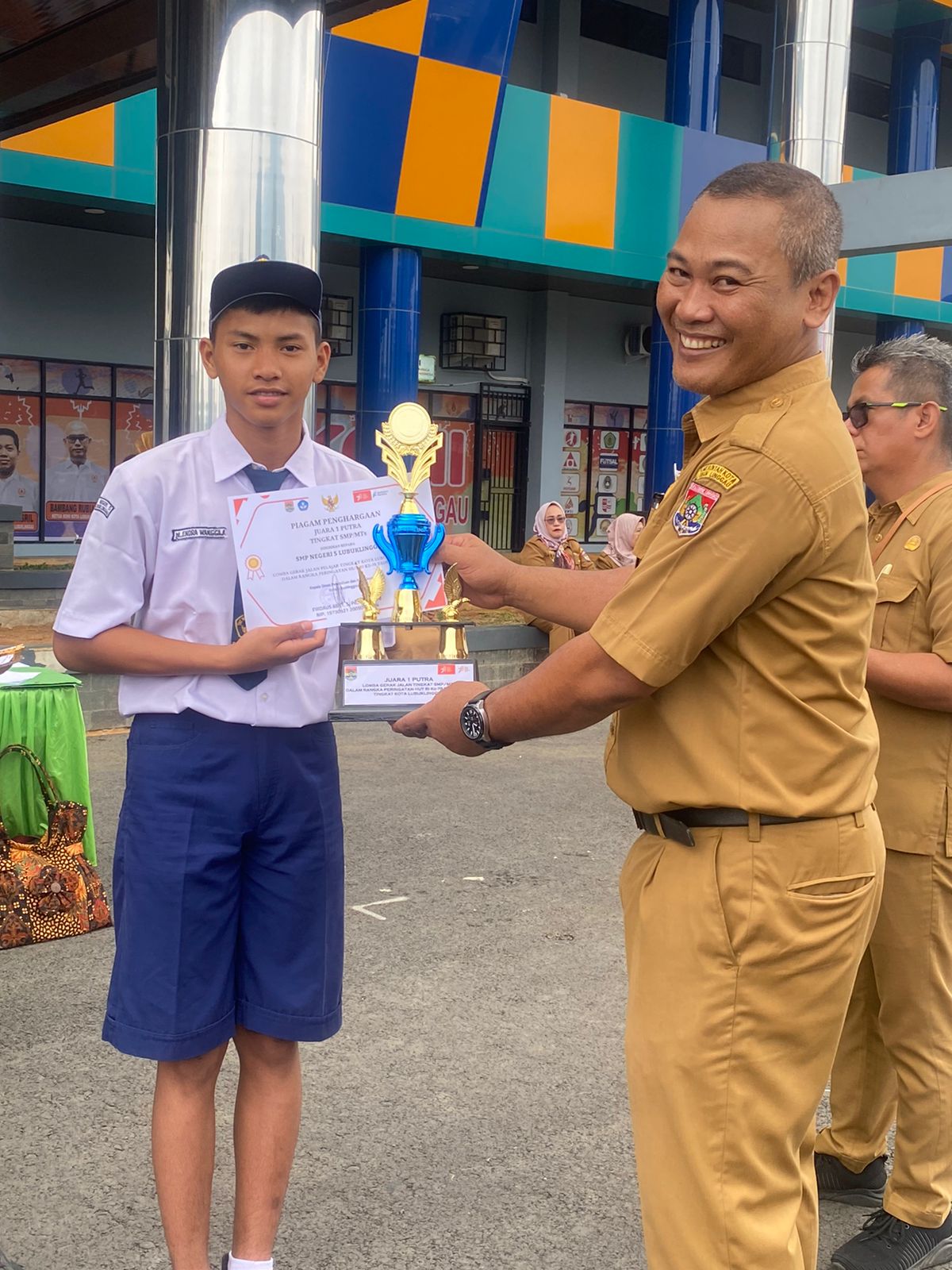 Pengambilan Hadiah lomba gerak jalan