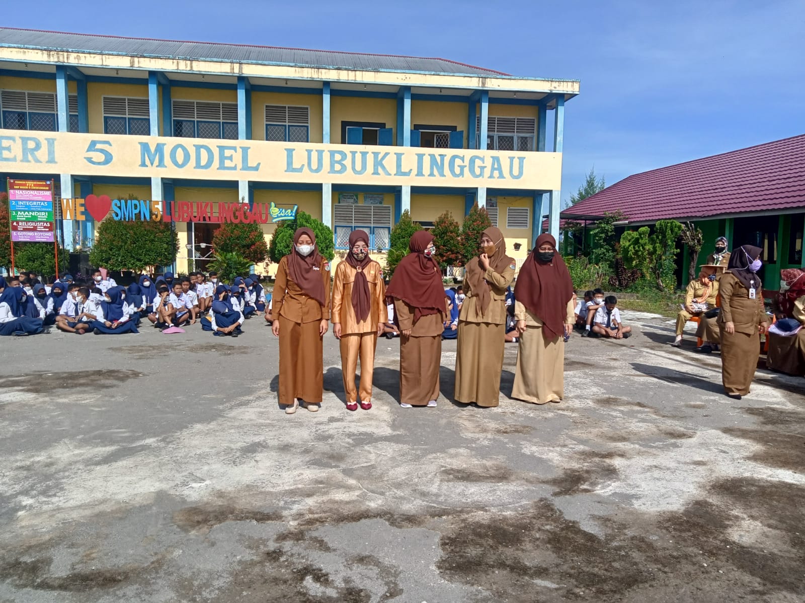 Pembagian Sertifikat Kepada Guru Favorit