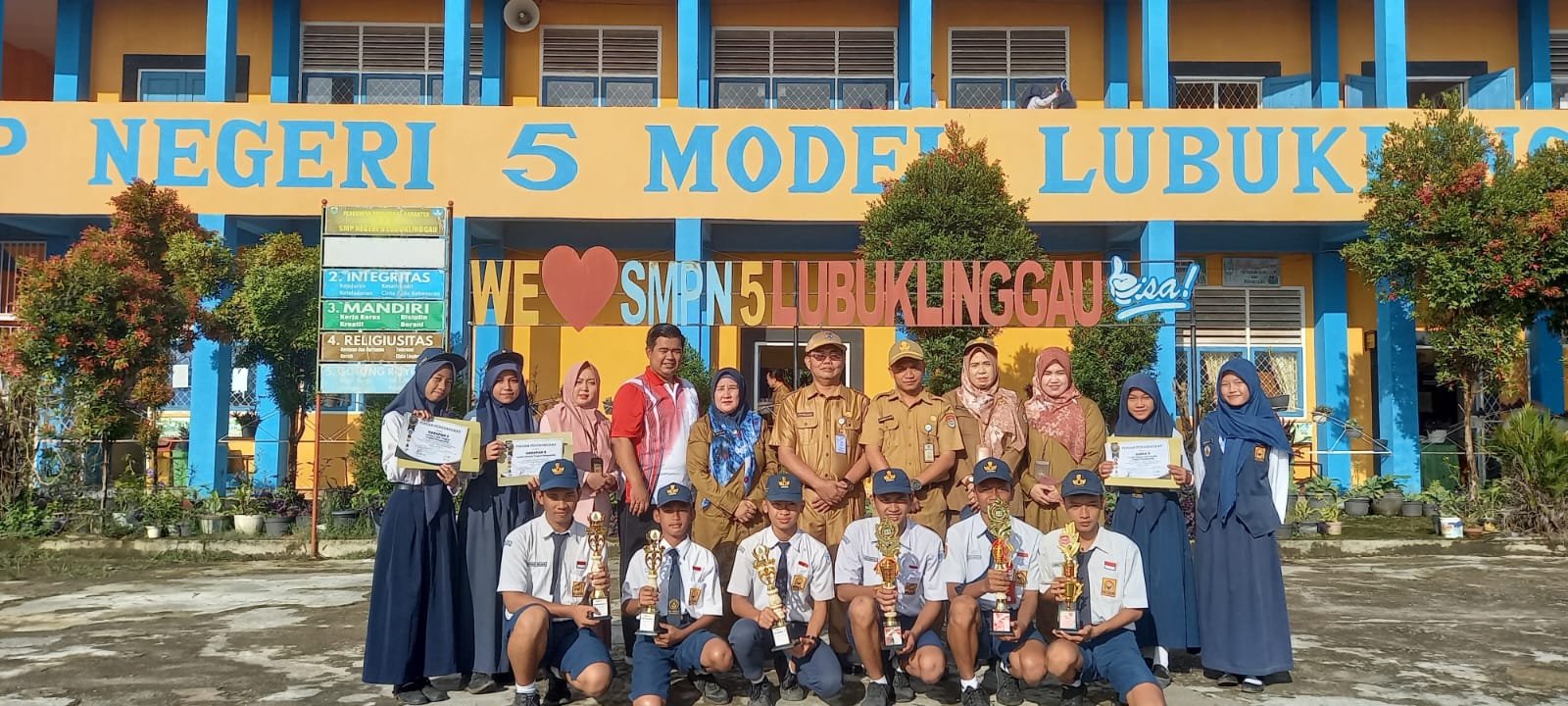 Penyerahan piala kepada Kepala SMP Negeri 5 Lubuklinggau