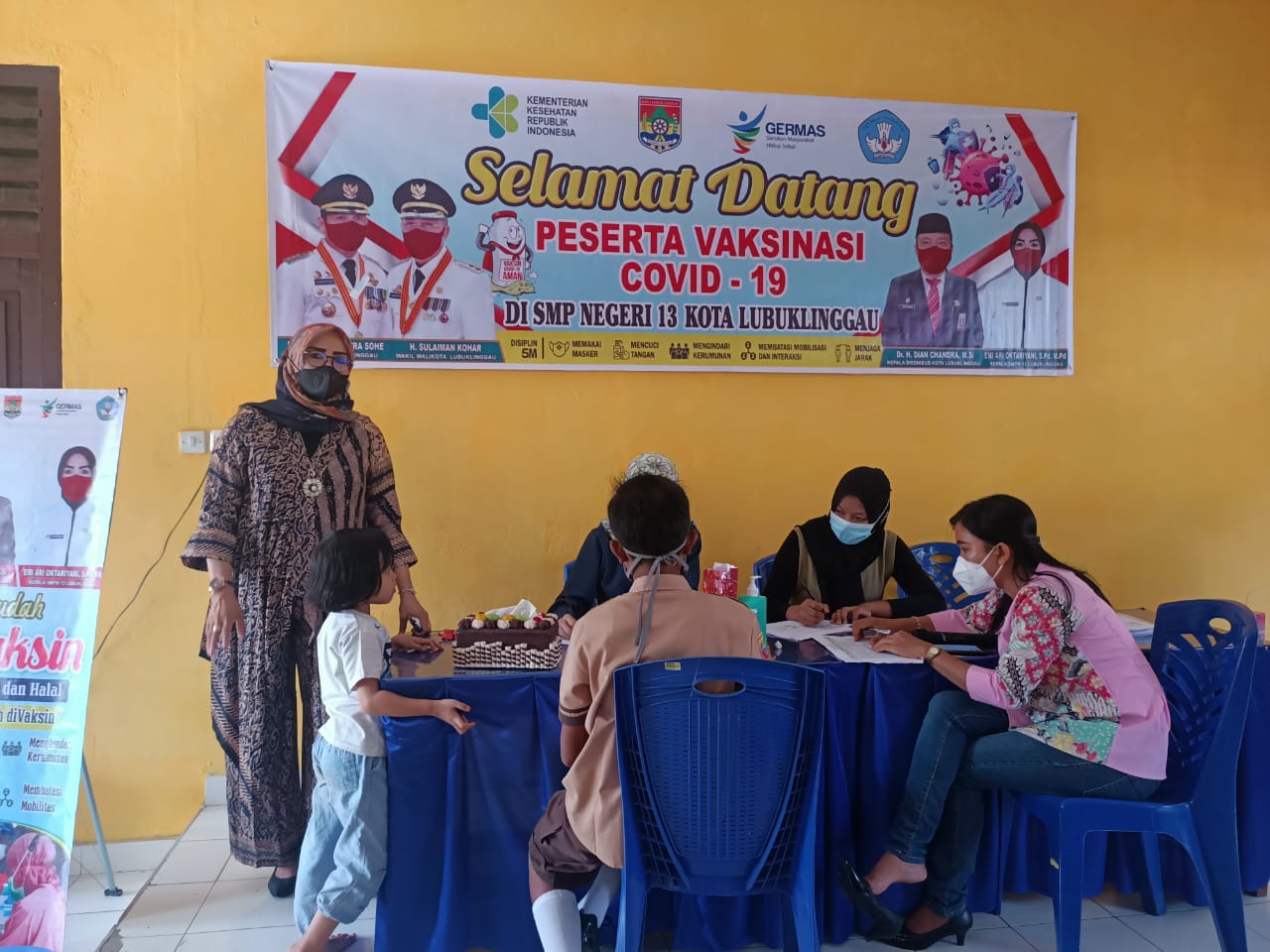 Kegiatan Vaksin di SMPN 13 diawasi langsung oleh Kepala Sekolah SMPN 13 Lubuklinggau Ibu Emi Ari Oktariyani, S.Pd.,M.Pd