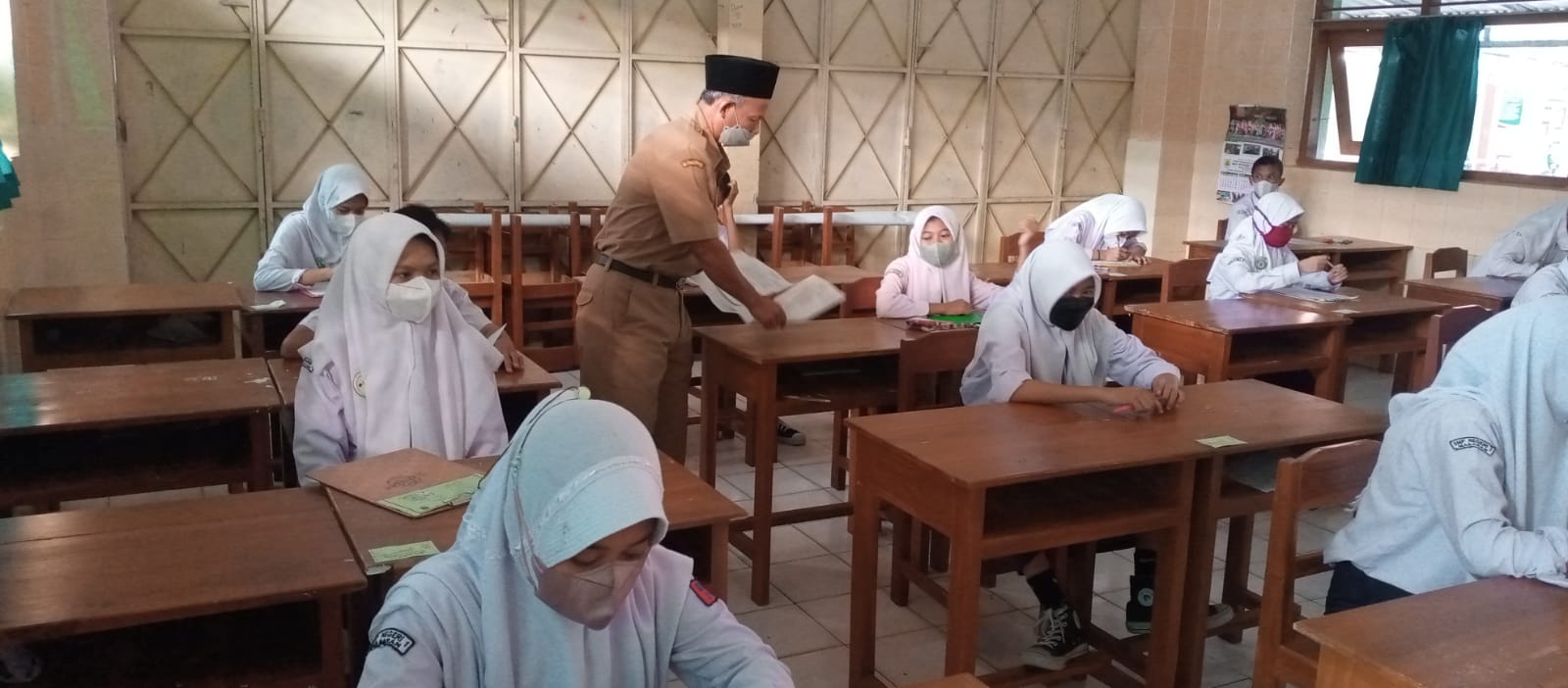Hari Pertama Ujian Sekolah Kelas IX Tahun Pelajaran 2021/2022