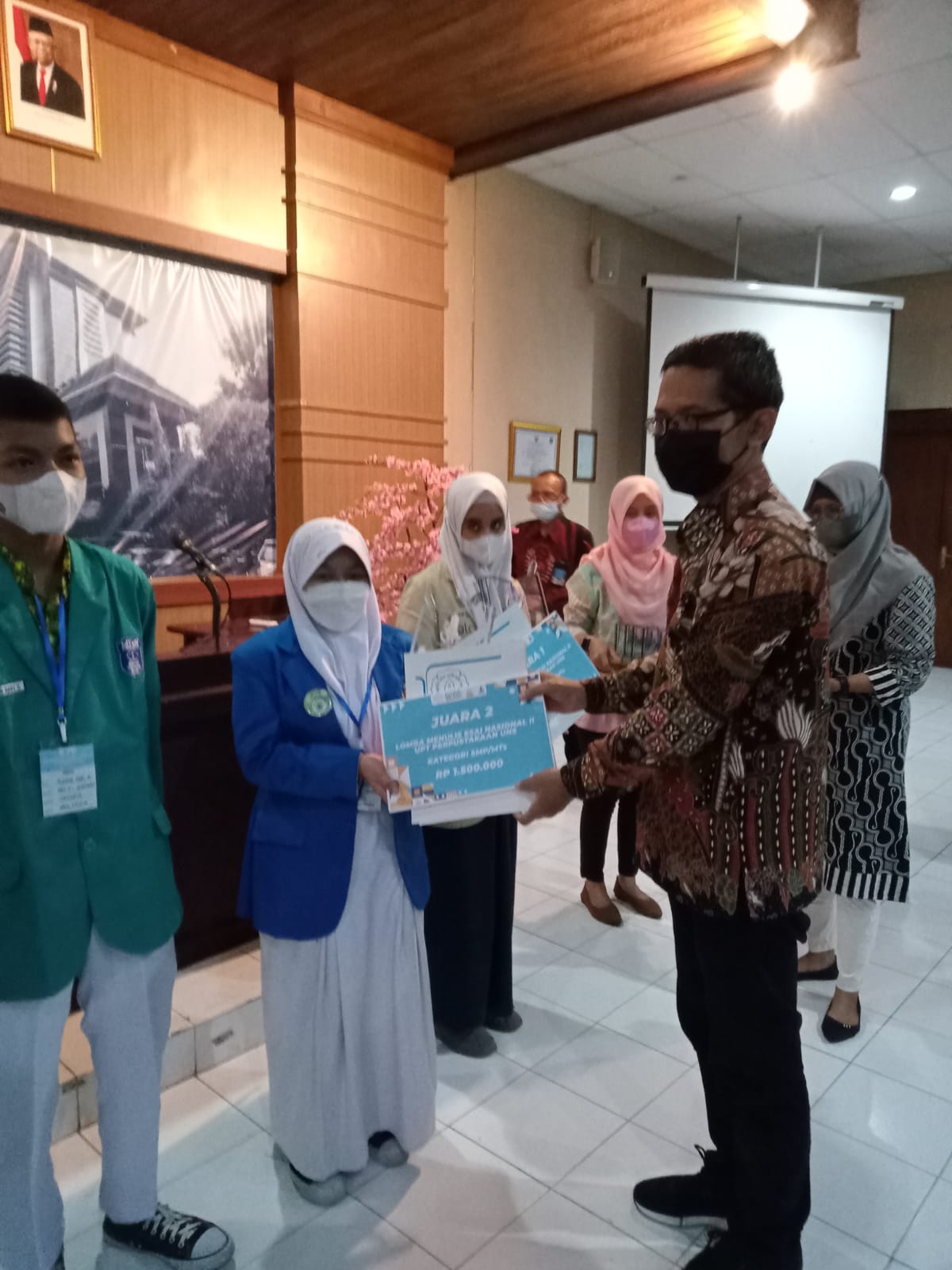 Juara II Lomba Menulis Esai Nasional II UPT Perpustakaan Kategori SMP/MTs, Azka Agustina