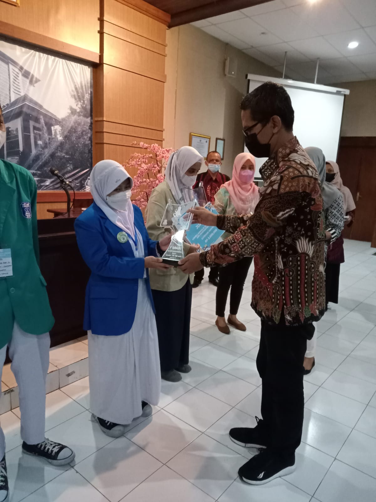 Juara II Lomba Menulis Esai Nasional II UPT Perpustakaan Kategori SMP/MTs, Azka Agustina