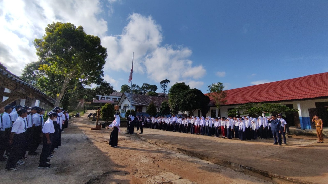 Upacara Sekolah SMPN 1 Pagar Dewa
