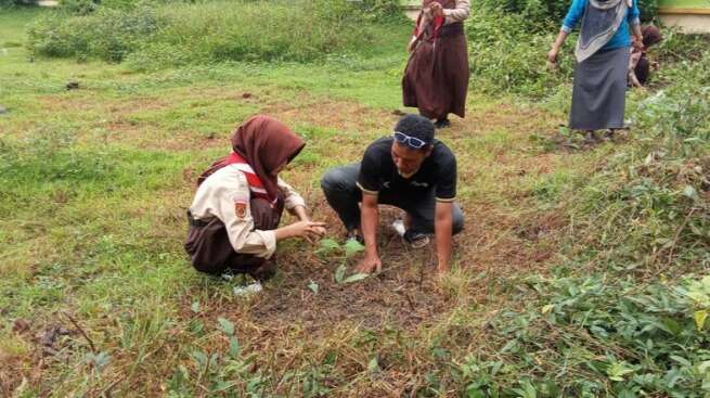 SMP Negeri 1 Sedan Laksanakan Penanaman 200 Bibit Pohon