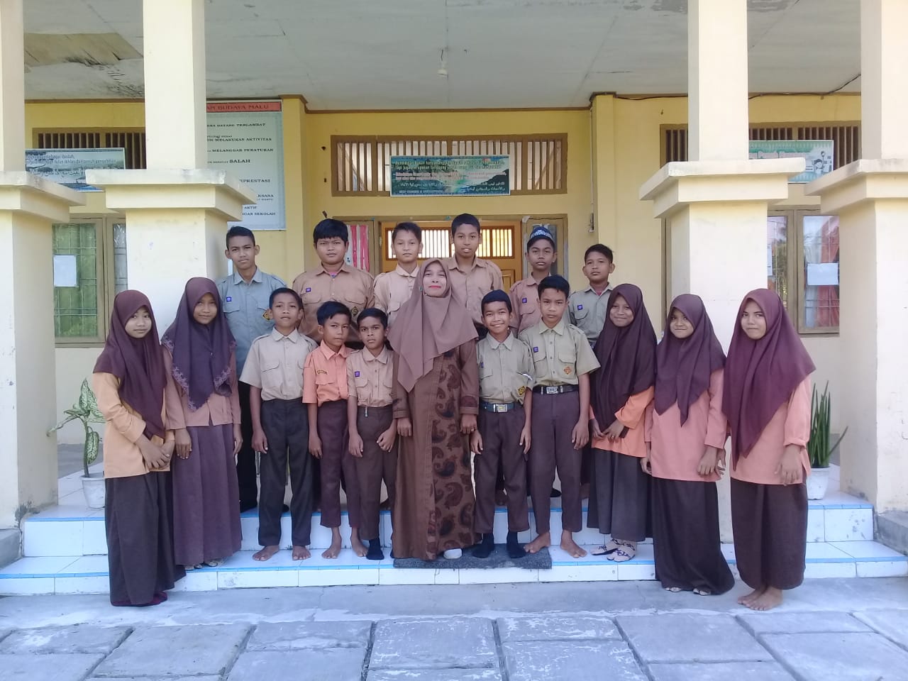 FOTO KENANGAN SISWA KELAS VII-1 DENGAN WALIKELAS