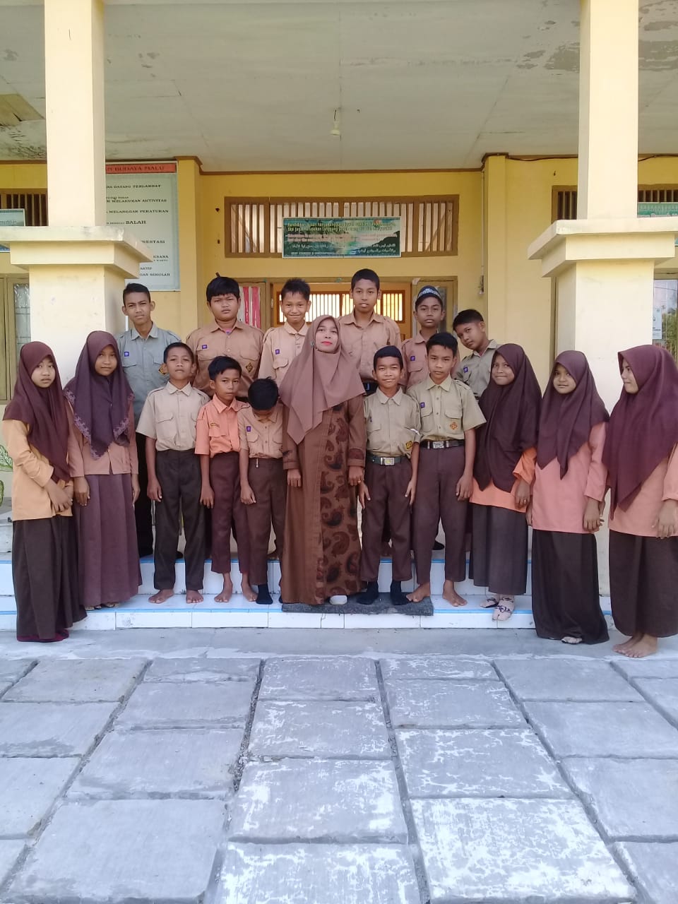 FOTO KENANGAN SISWA KELAS VII-1 DENGAN WALIKELAS