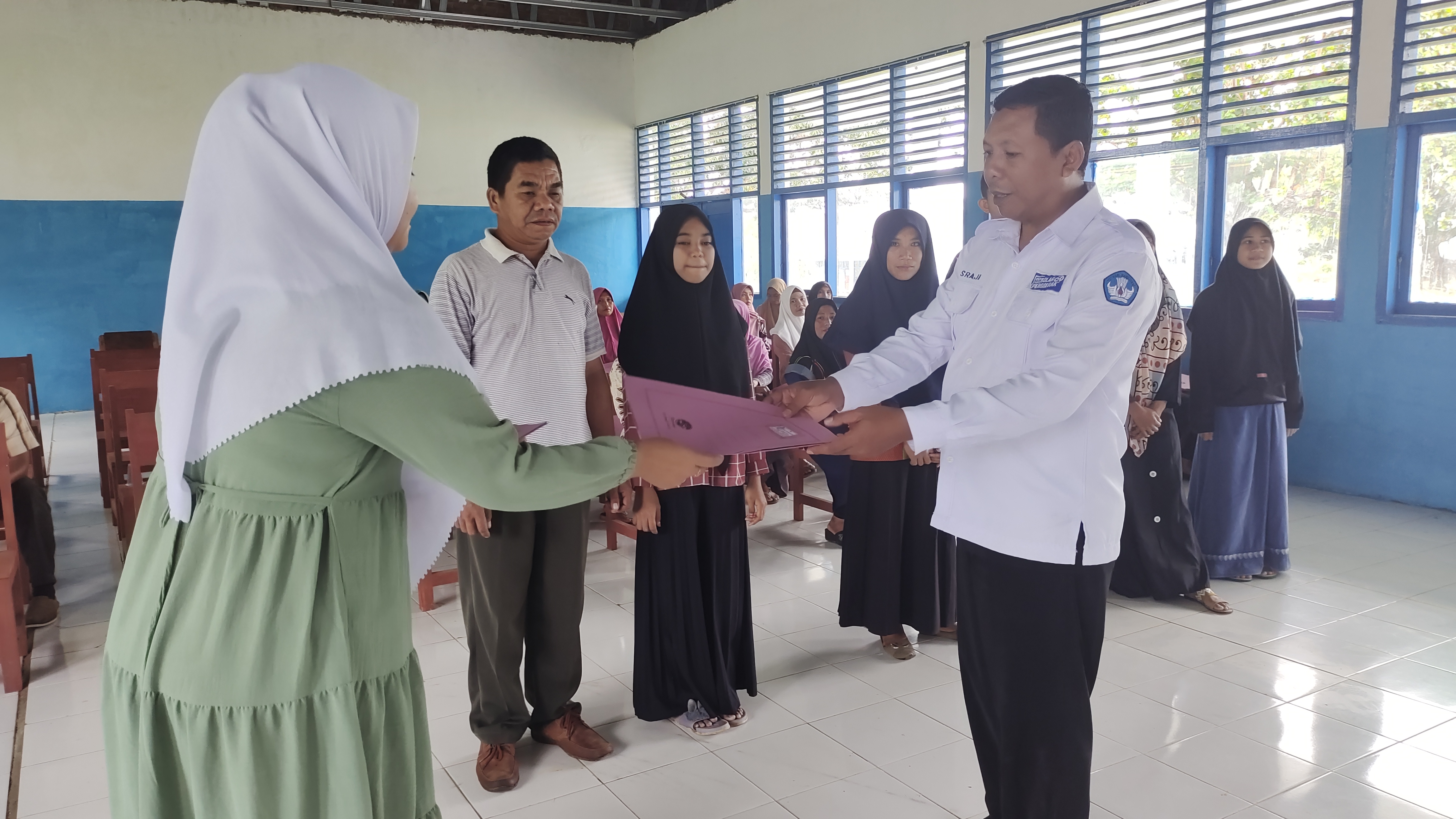 Kegiatan Penyerahan Buku Laporan Hasil Belajar Siswa T.P. 2021/2022