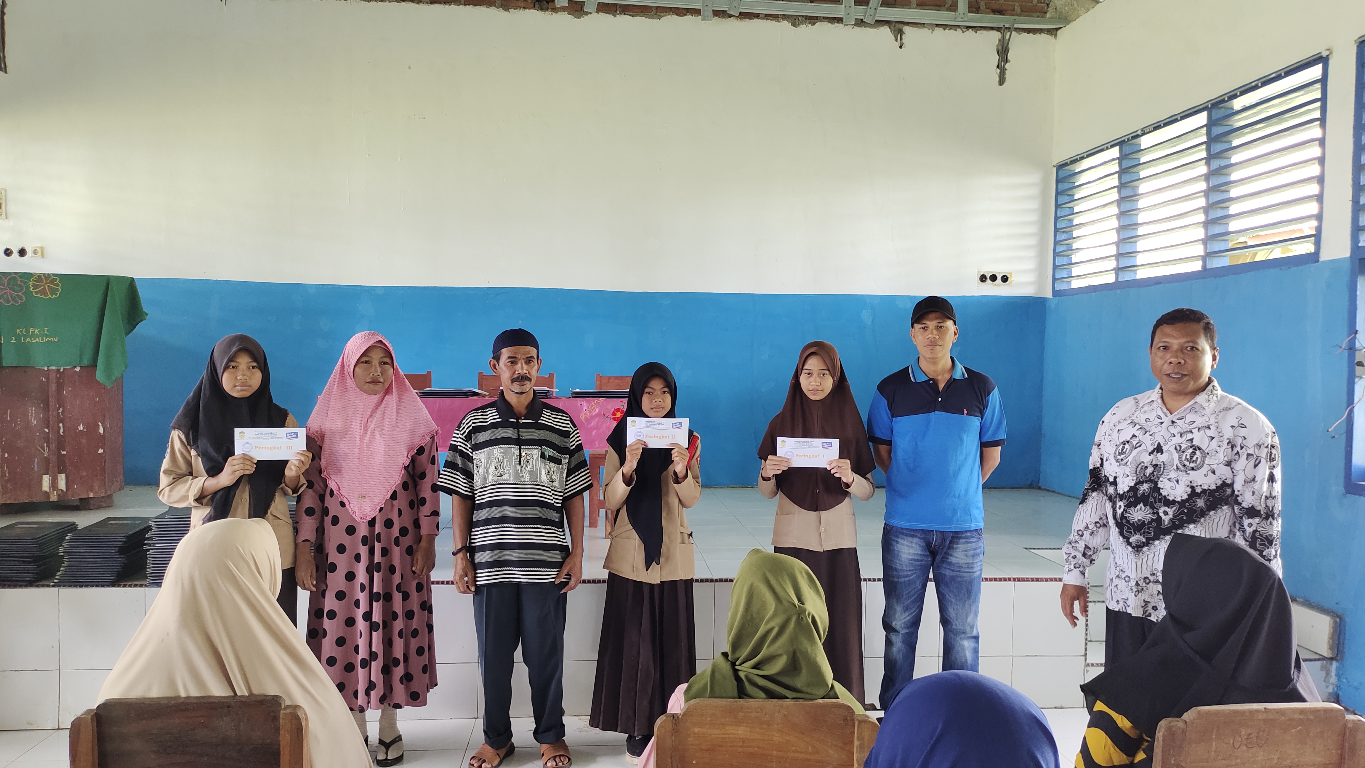 Kegiatan Penyerahan Buku Laporan Hasil Belajar Siswa T.P. 2021/2022