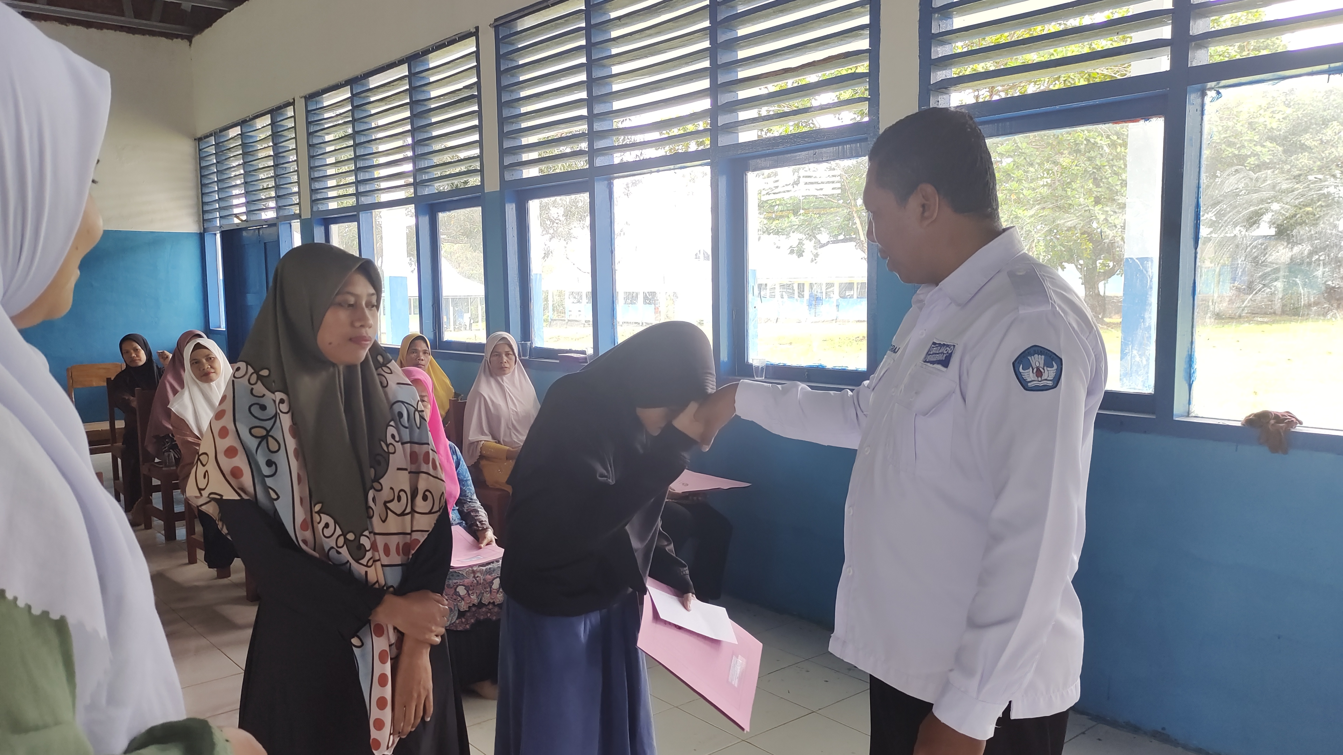 Kegiatan Penyerahan Buku Laporan Hasil Belajar Siswa T.P. 2021/2022