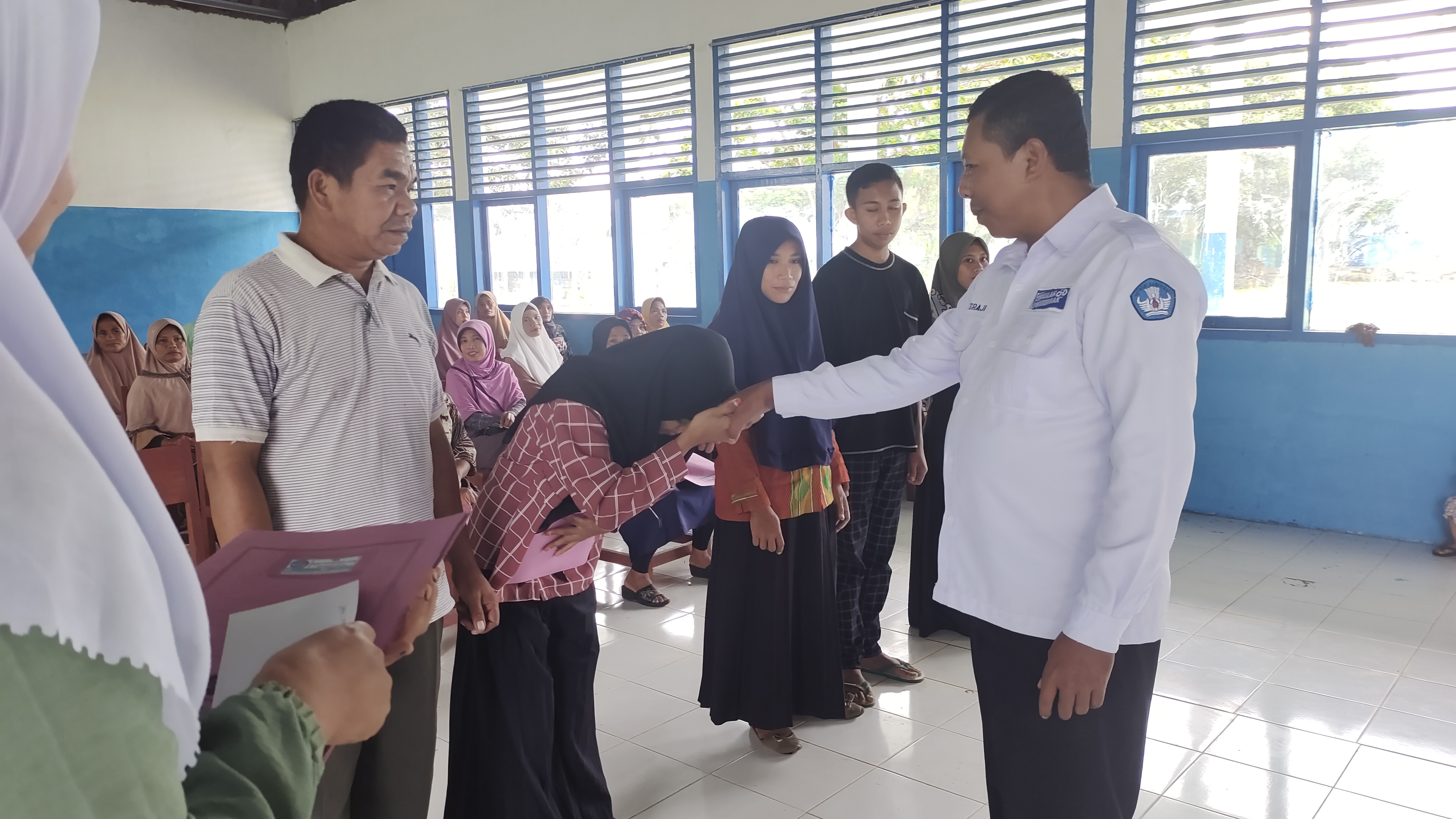 Kegiatan Penyerahan Buku Laporan Hasil Belajar Siswa T.P. 2021/2022