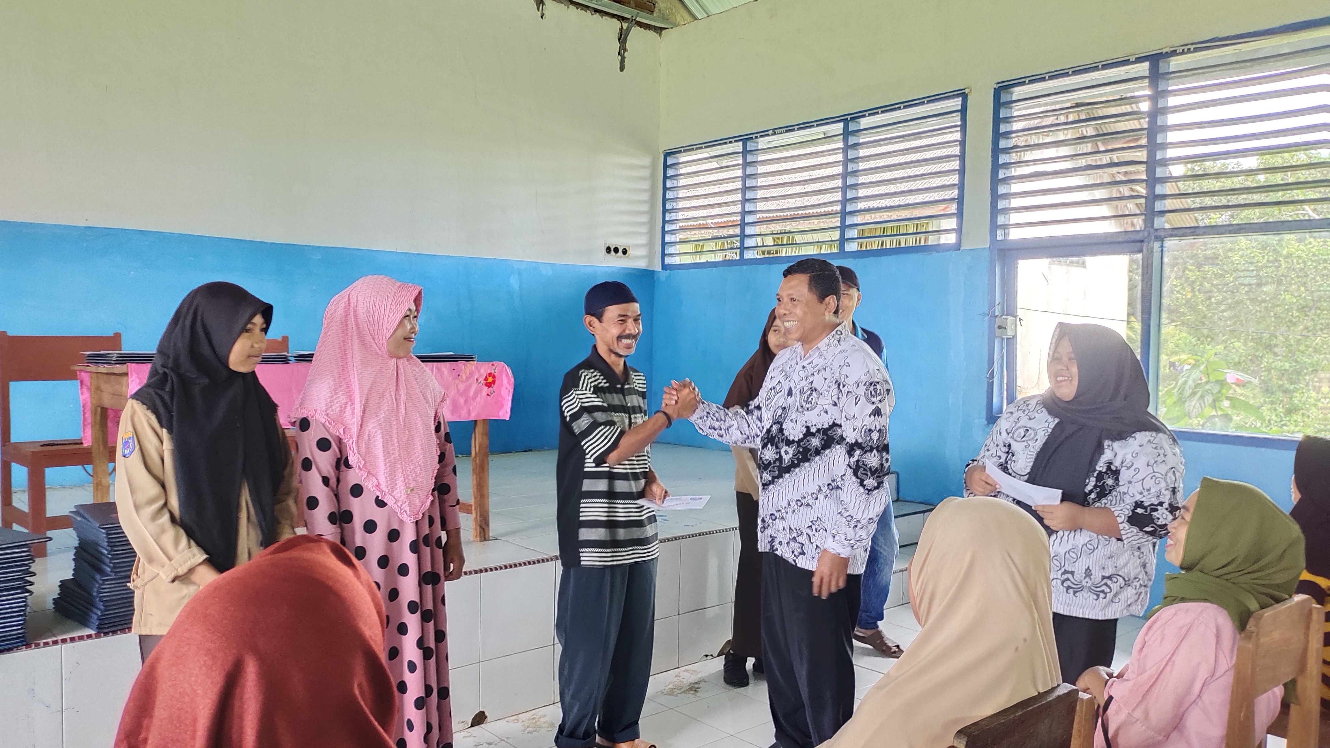 Kegiatan Penyerahan Buku Laporan Hasil Belajar Siswa T.P. 2021/2022