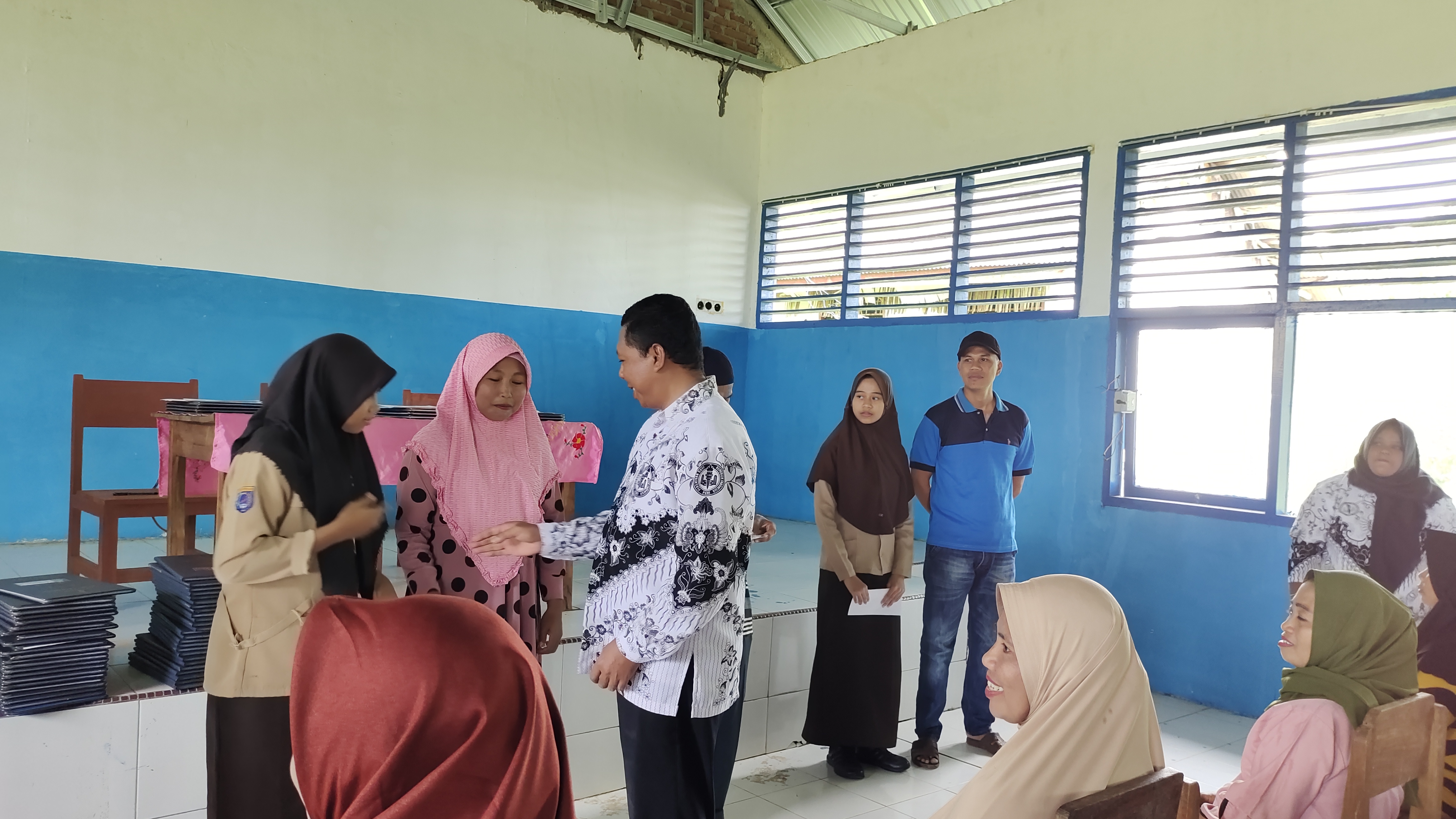 Kegiatan Penyerahan Buku Laporan Hasil Belajar Siswa T.P. 2021/2022